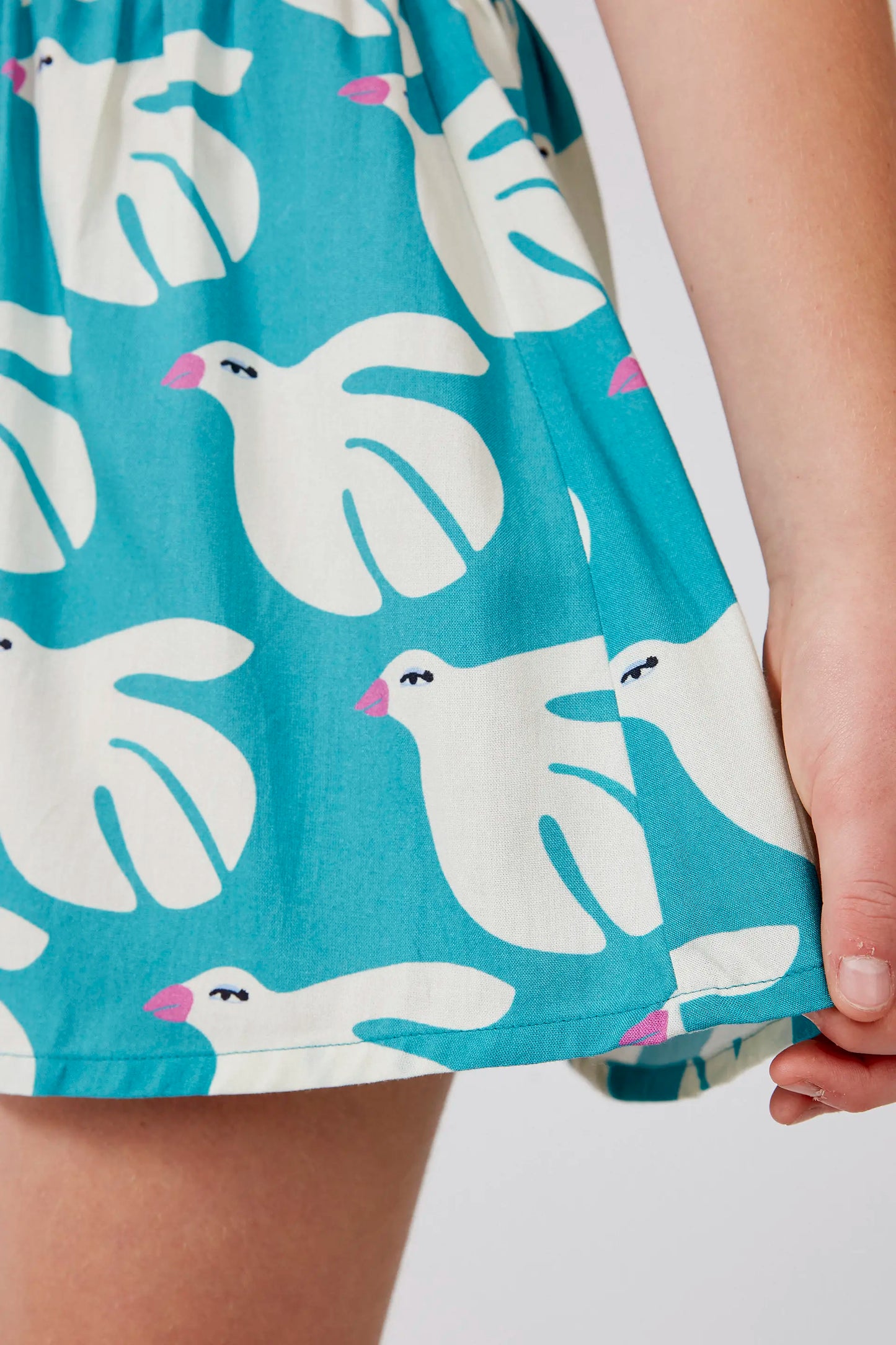 Girl's short skirt in LENZING™ ECOVERO™ rayon with Dove print