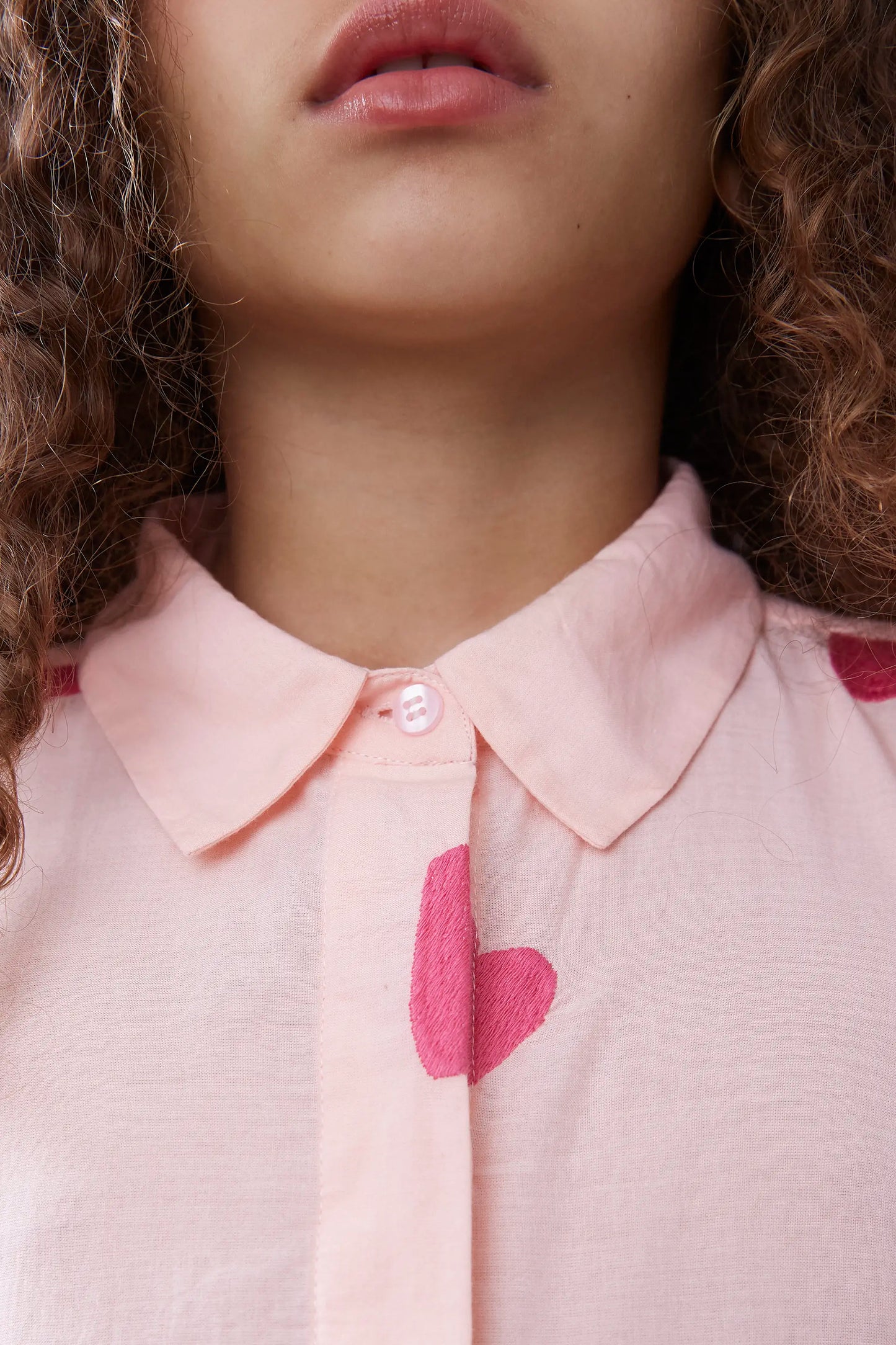 Camisa de niña corazones bordados rosa