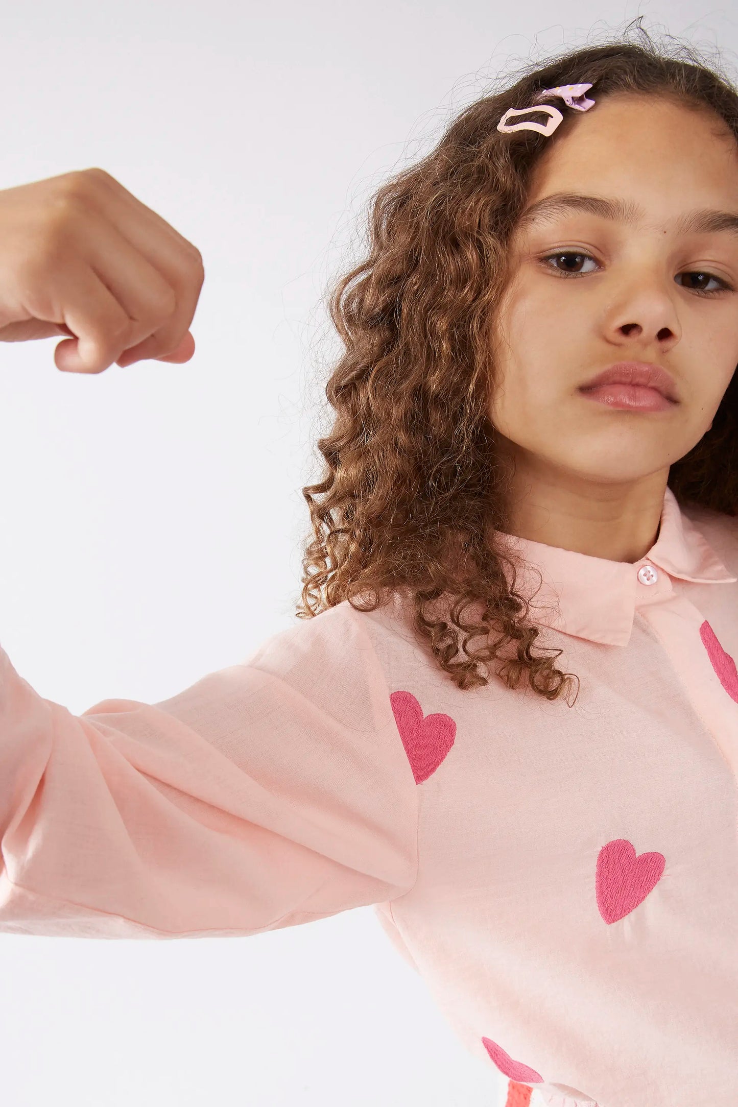 Camisa de niña corazones bordados rosa