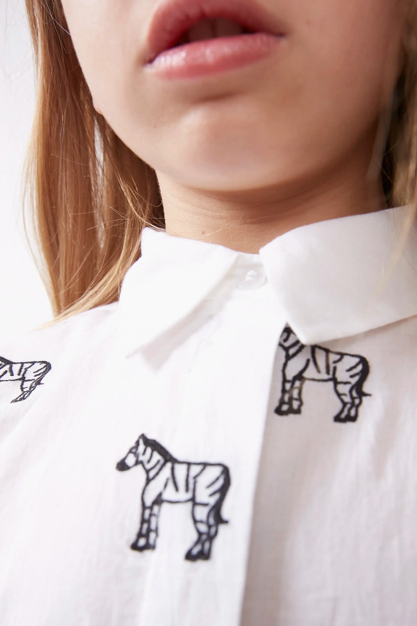 Camisa de niña cebras bordadas blanca