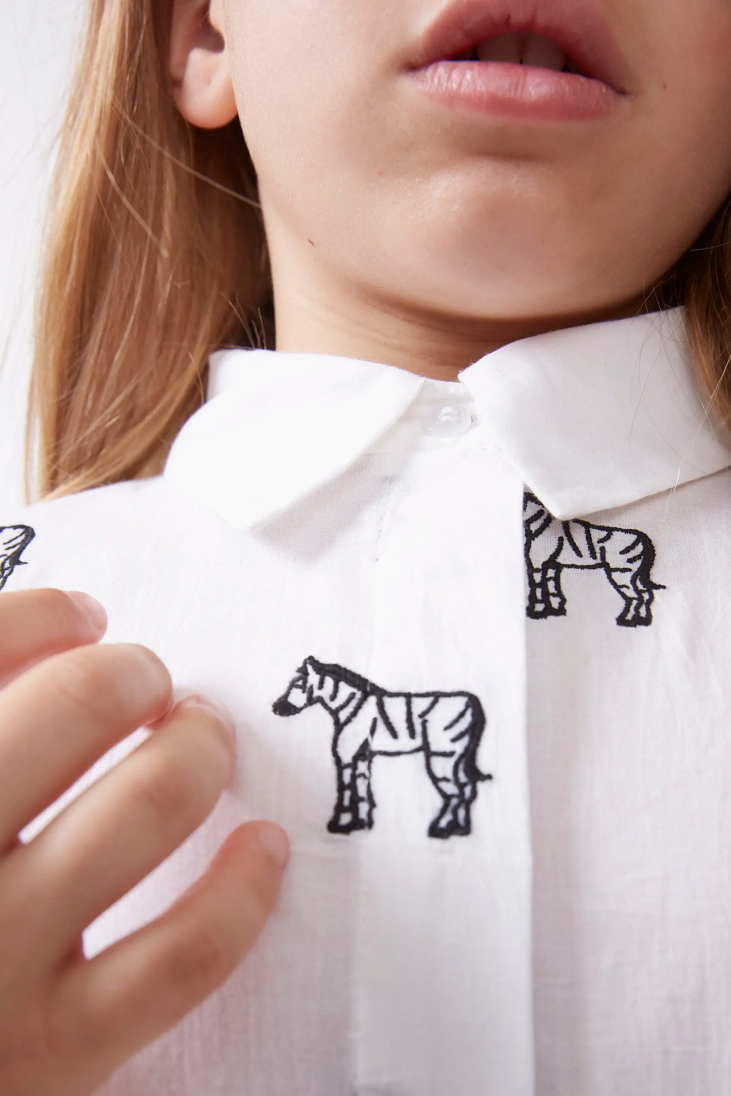 Camisa de niña cebras bordadas blanca