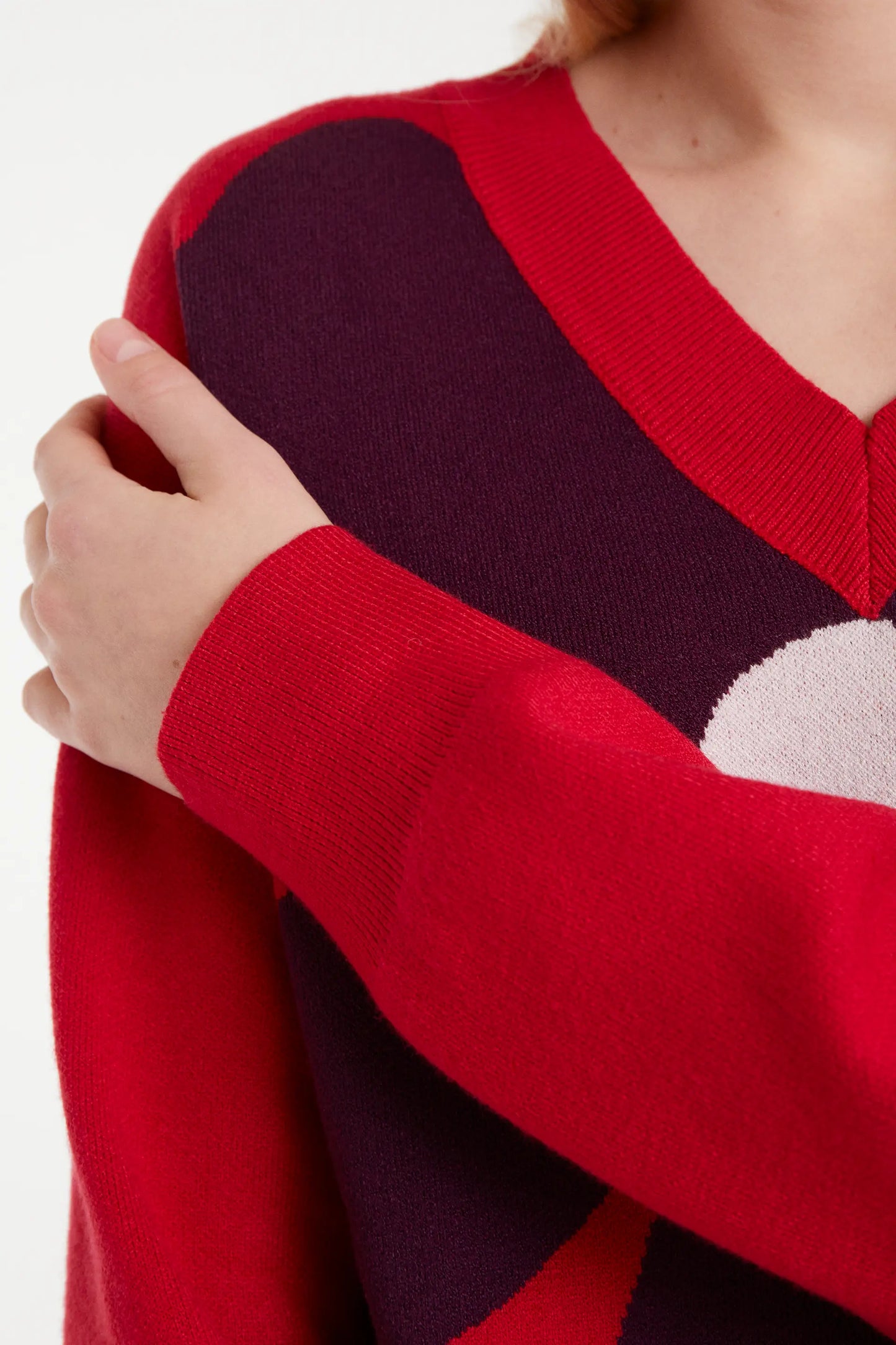 Maglione in maglia jacquard con grande stampa di fiori rossi