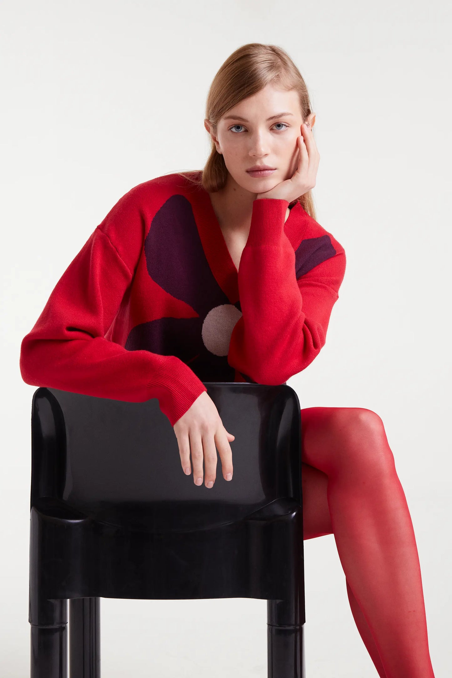 Maglione in maglia jacquard con grande stampa di fiori rossi