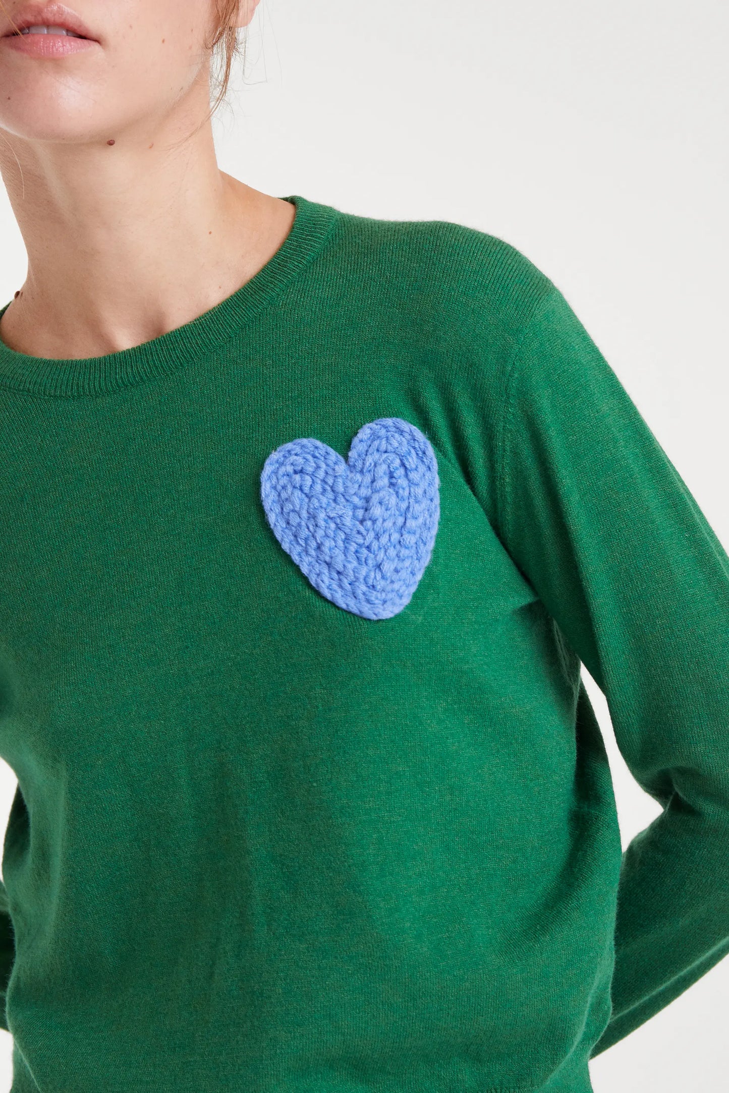 Jersey de punto verde con print de corazón