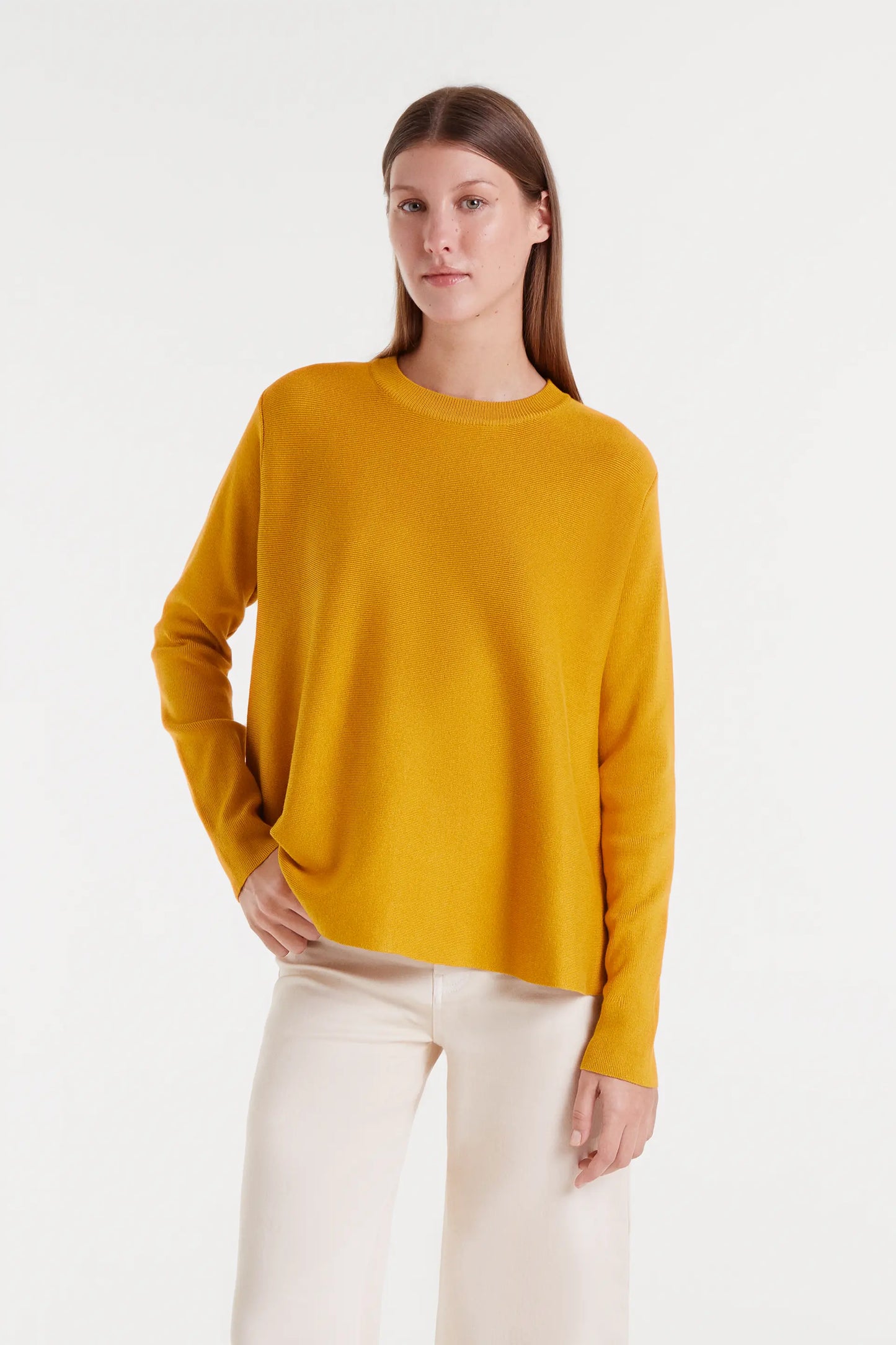 Maglione lavorato a maglia giallo confezionato