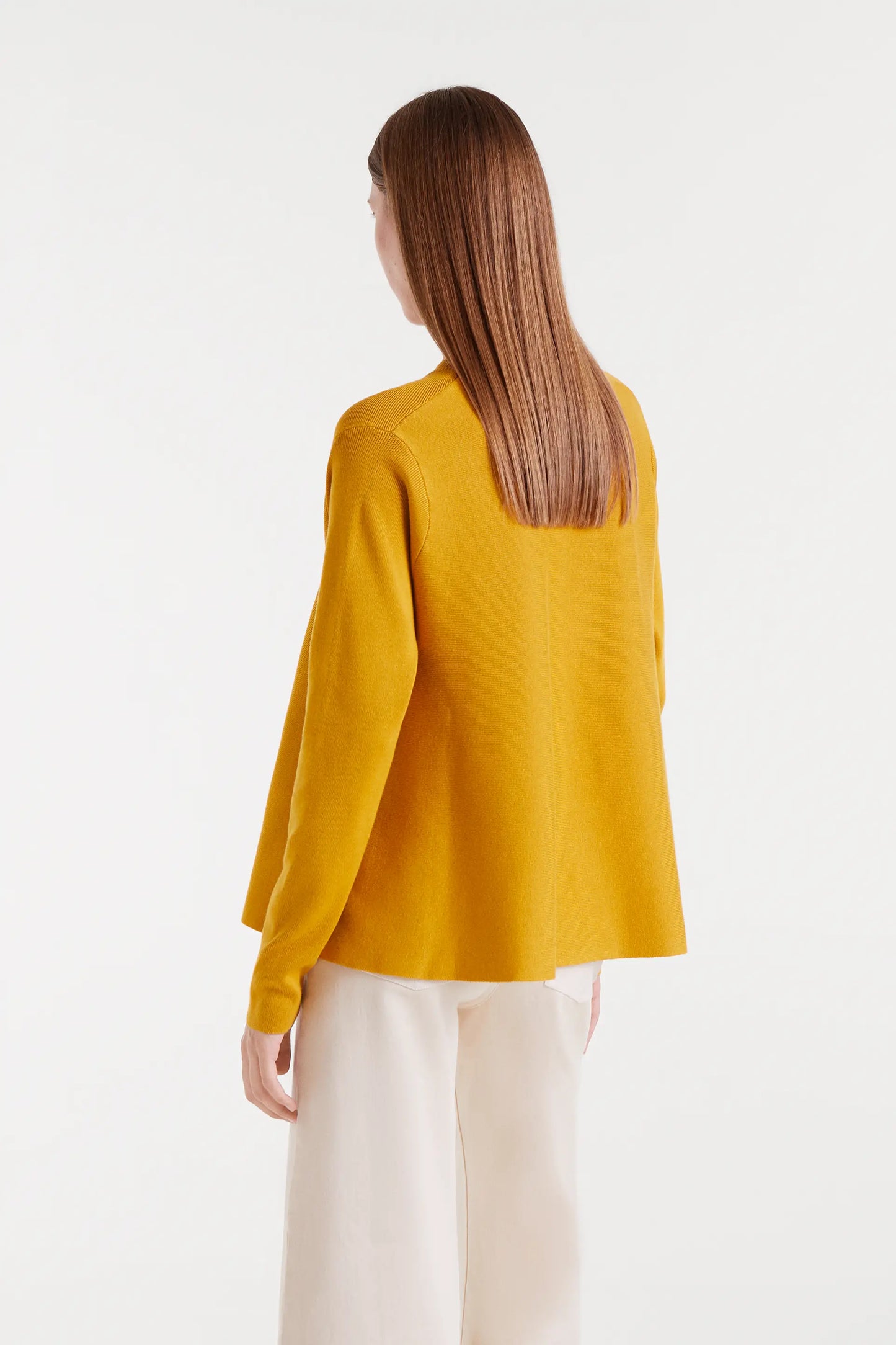 Maglione lavorato a maglia giallo confezionato