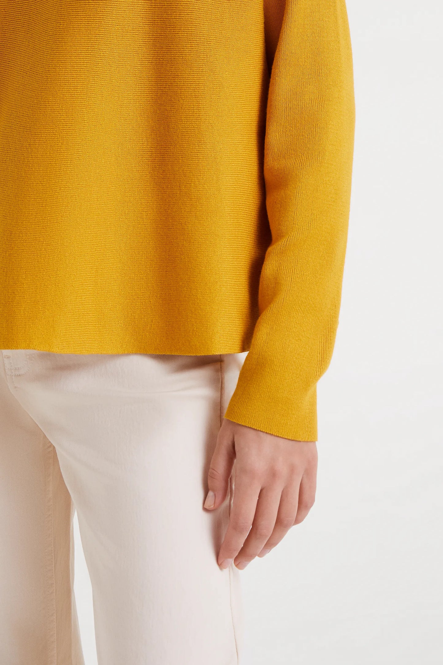 Maglione lavorato a maglia giallo confezionato