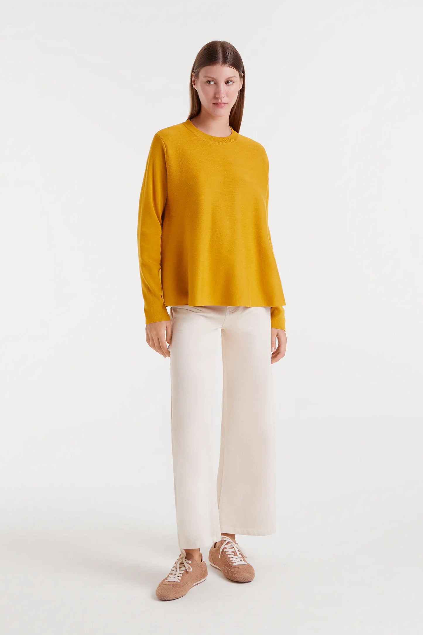 Maglione lavorato a maglia giallo confezionato