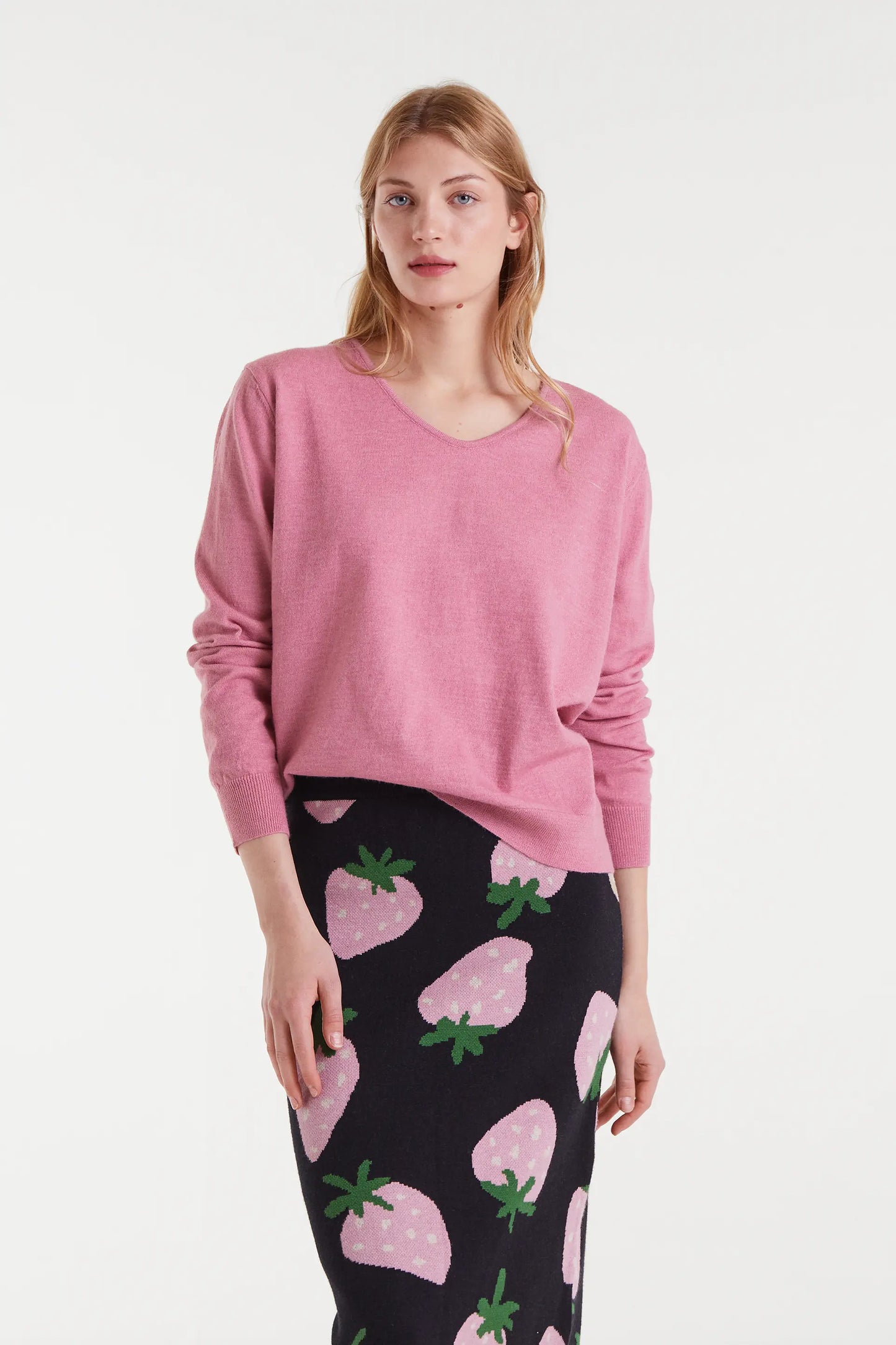 Maglione rosa lavorato a maglia con scollo a V