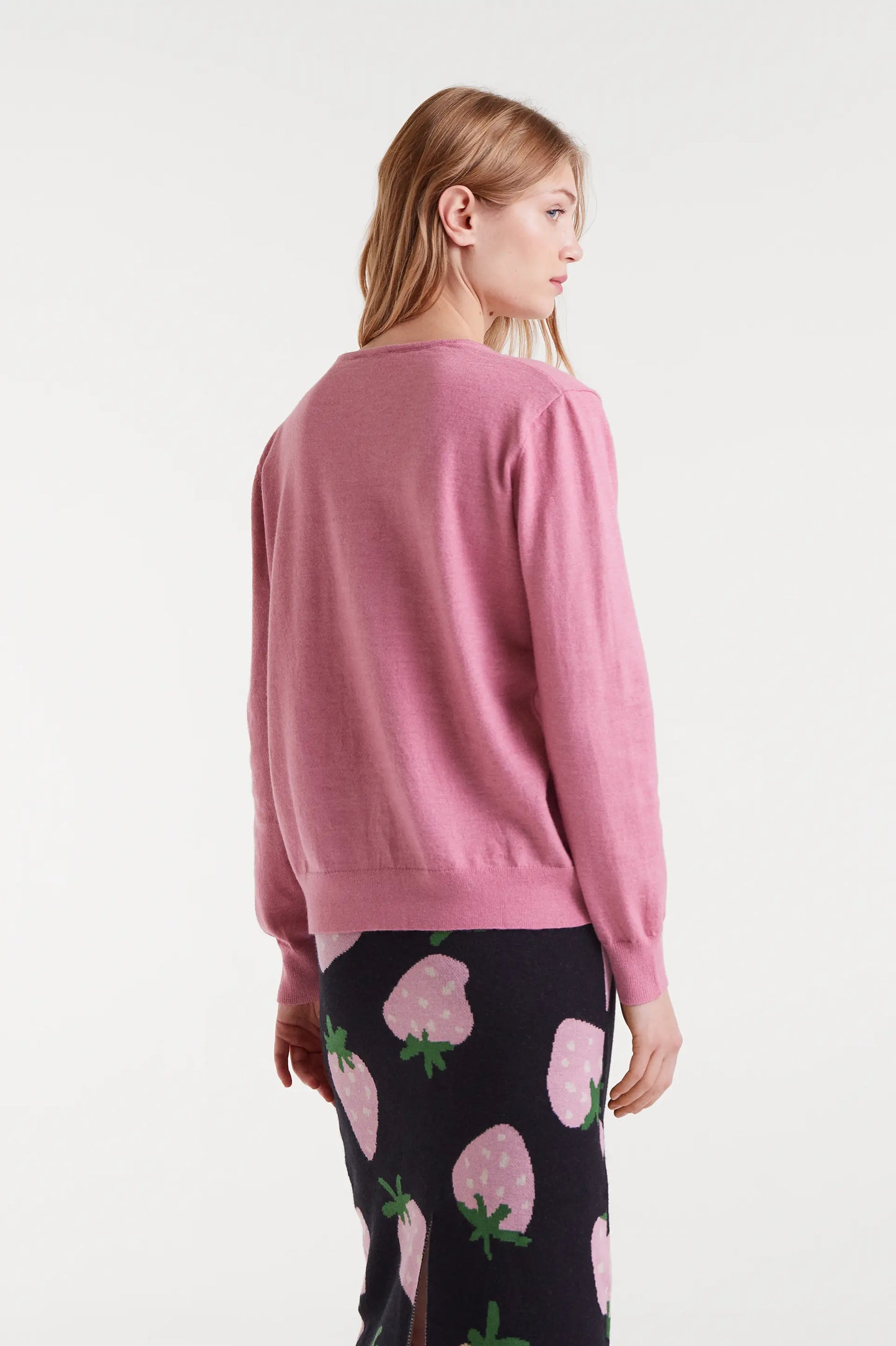 Maglione rosa lavorato a maglia con scollo a V