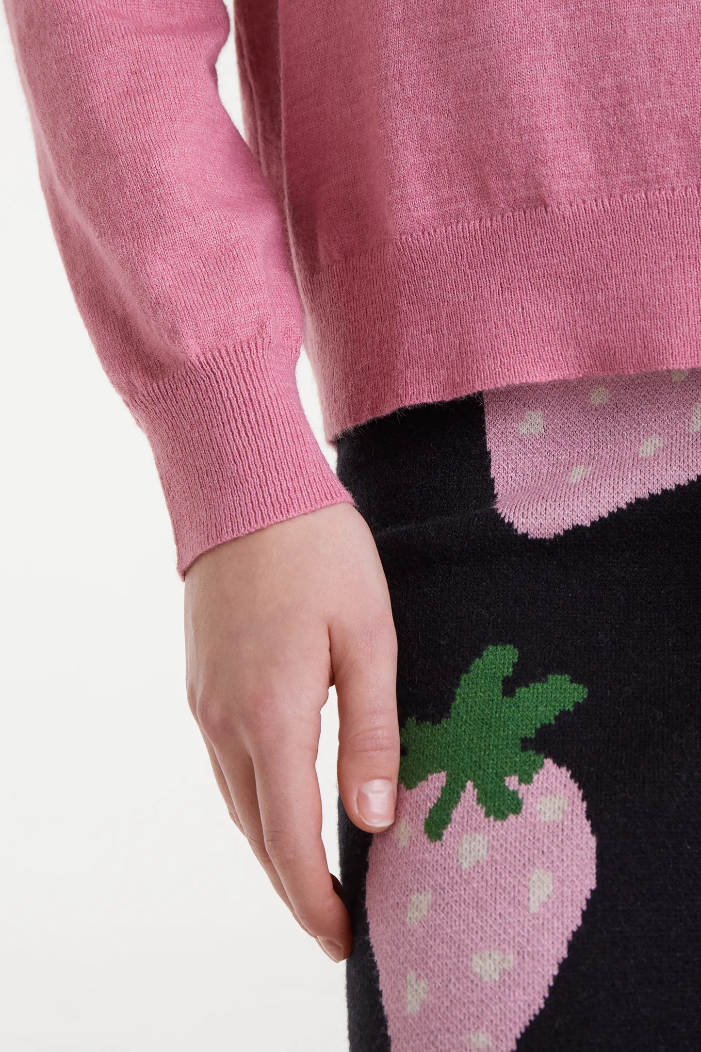 Maglione rosa lavorato a maglia con scollo a V