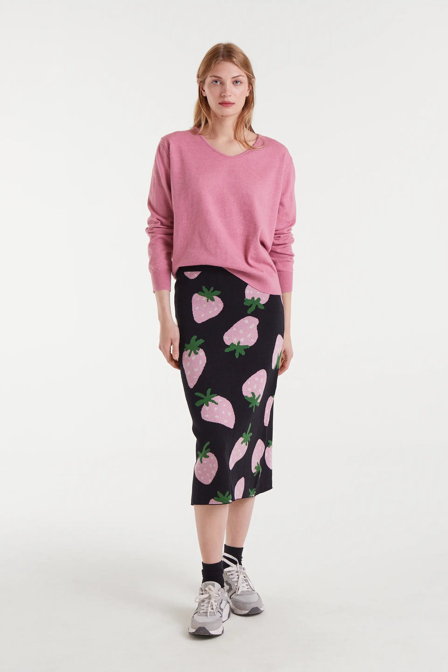 Maglione rosa lavorato a maglia con scollo a V