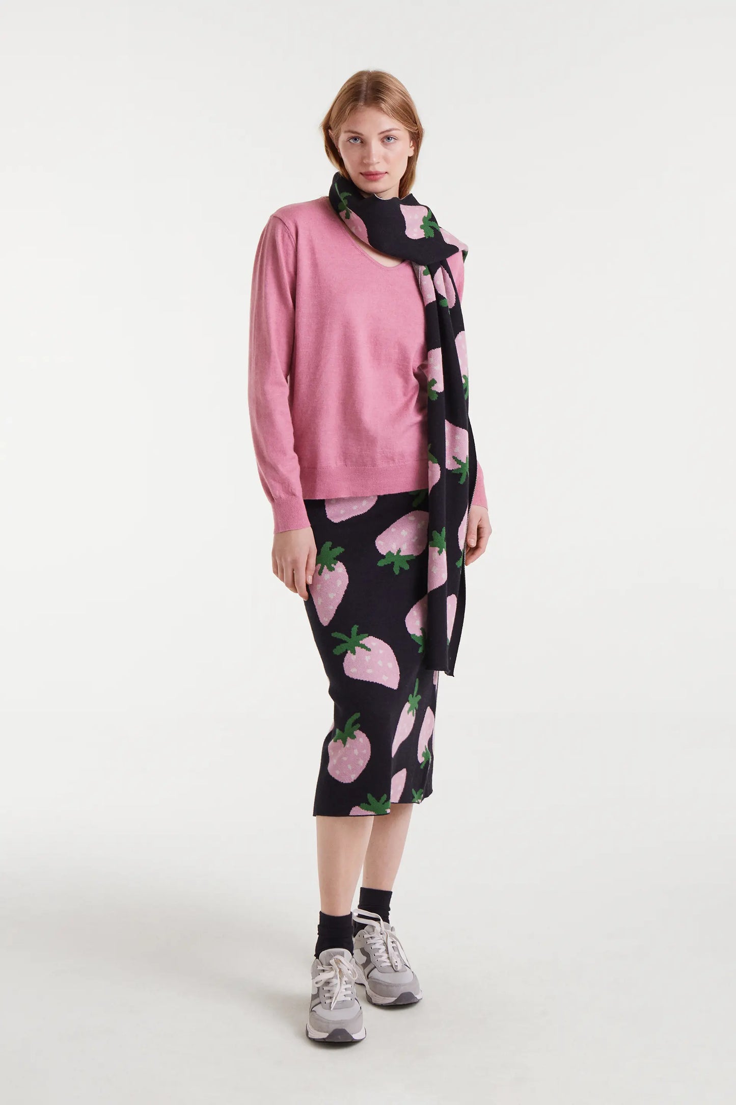 Maglione rosa lavorato a maglia con scollo a V