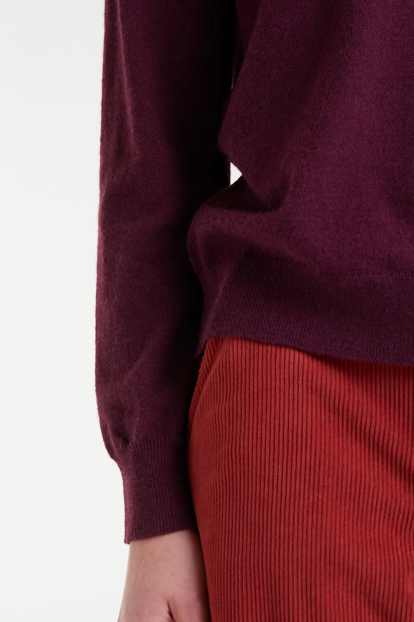 Jersey de punto cuello pico burdeos