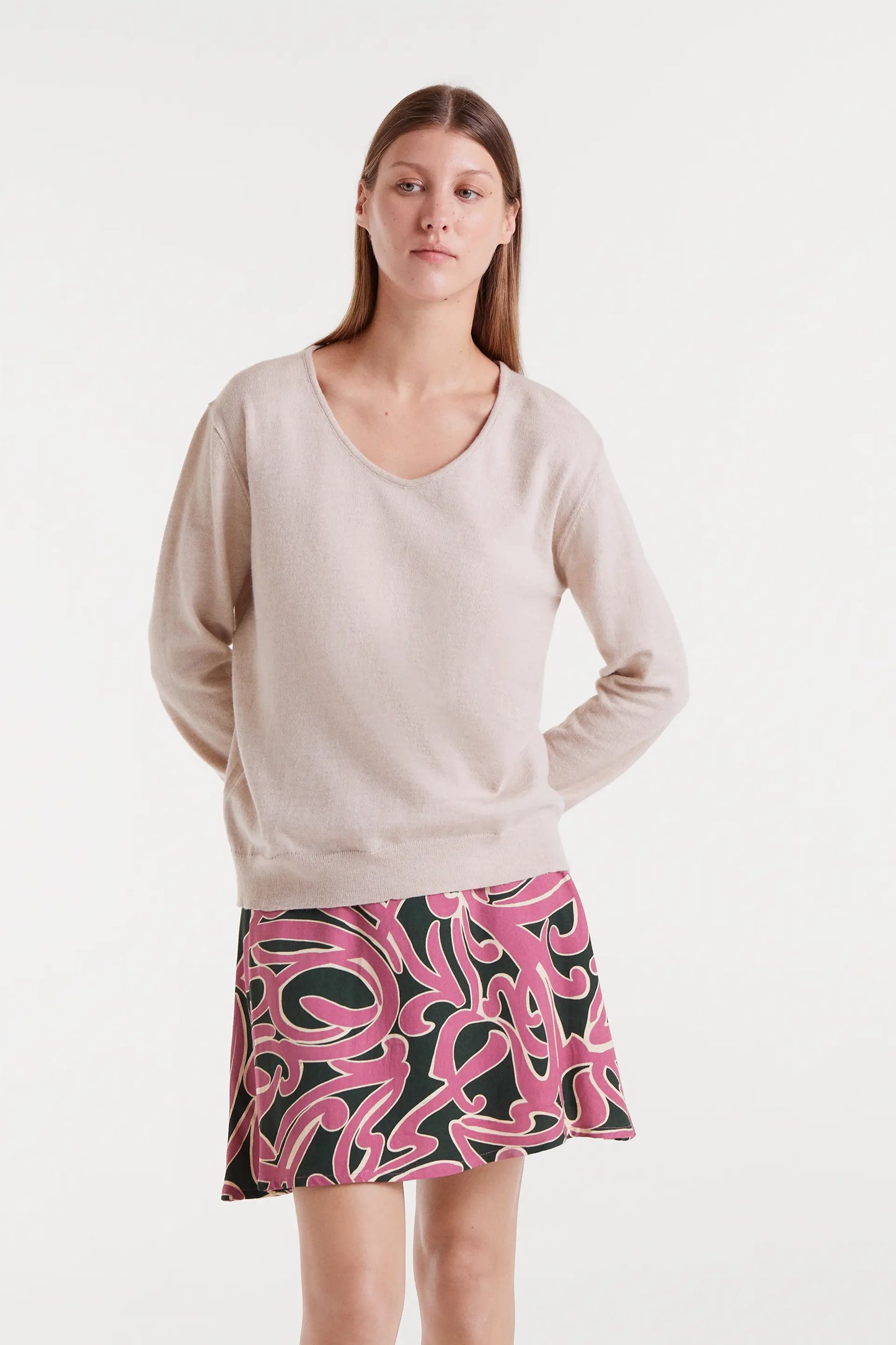 Maglione beige lavorato a maglia con scollo a V