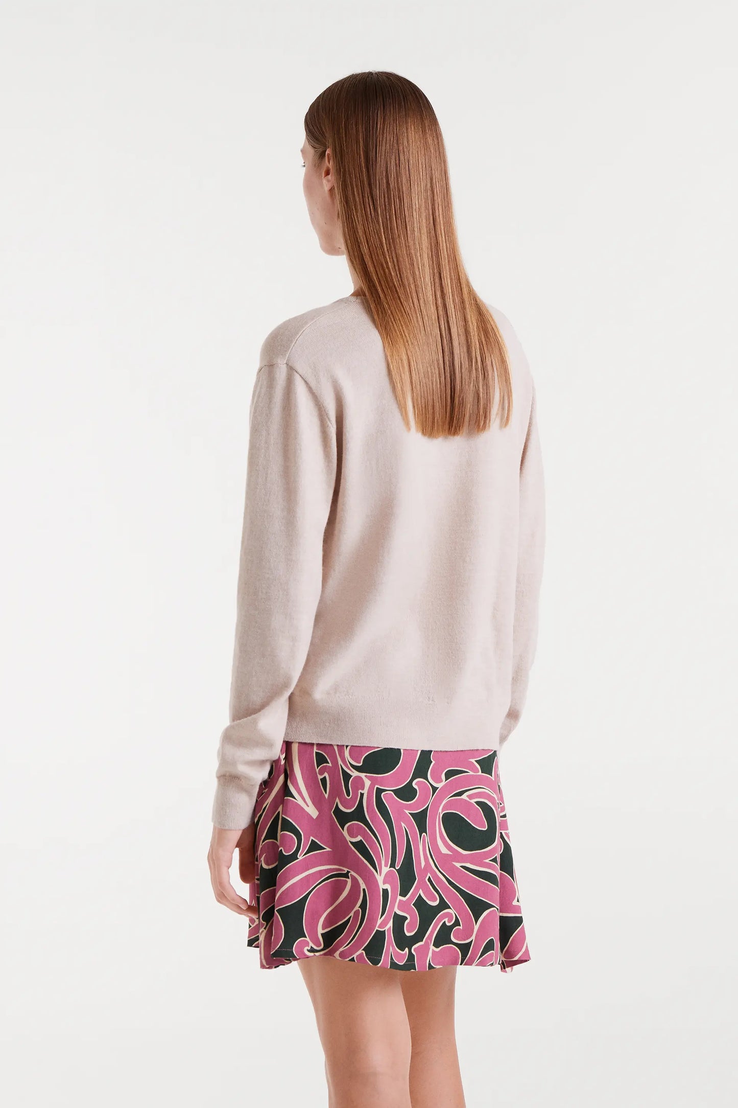 Maglione beige lavorato a maglia con scollo a V