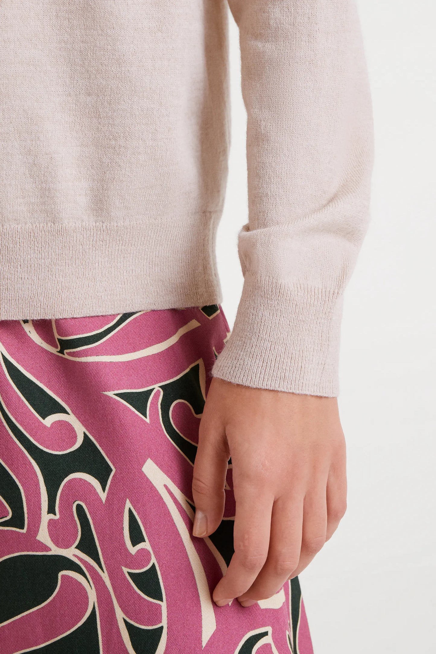 Maglione beige lavorato a maglia con scollo a V