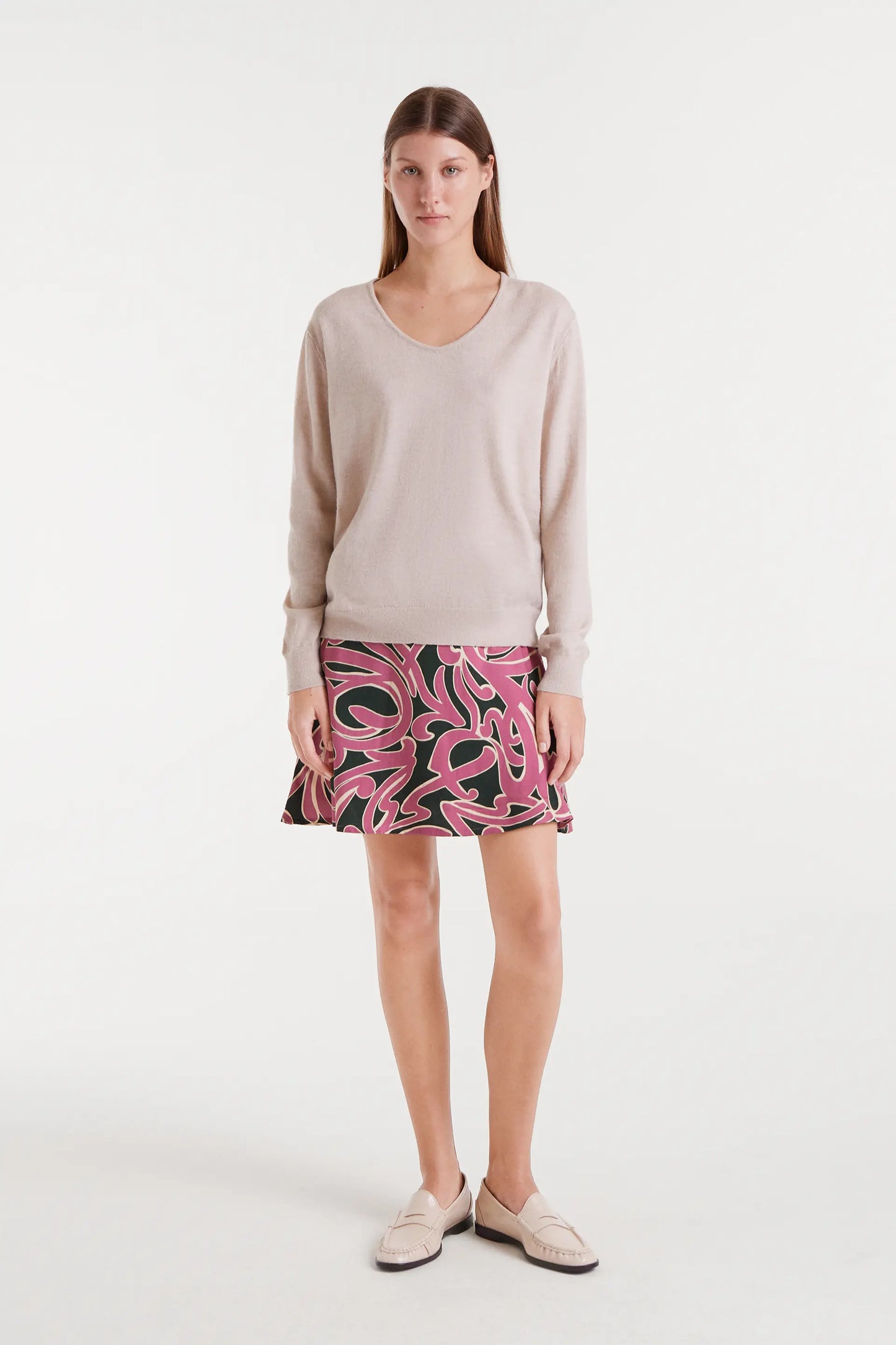 Maglione beige lavorato a maglia con scollo a V