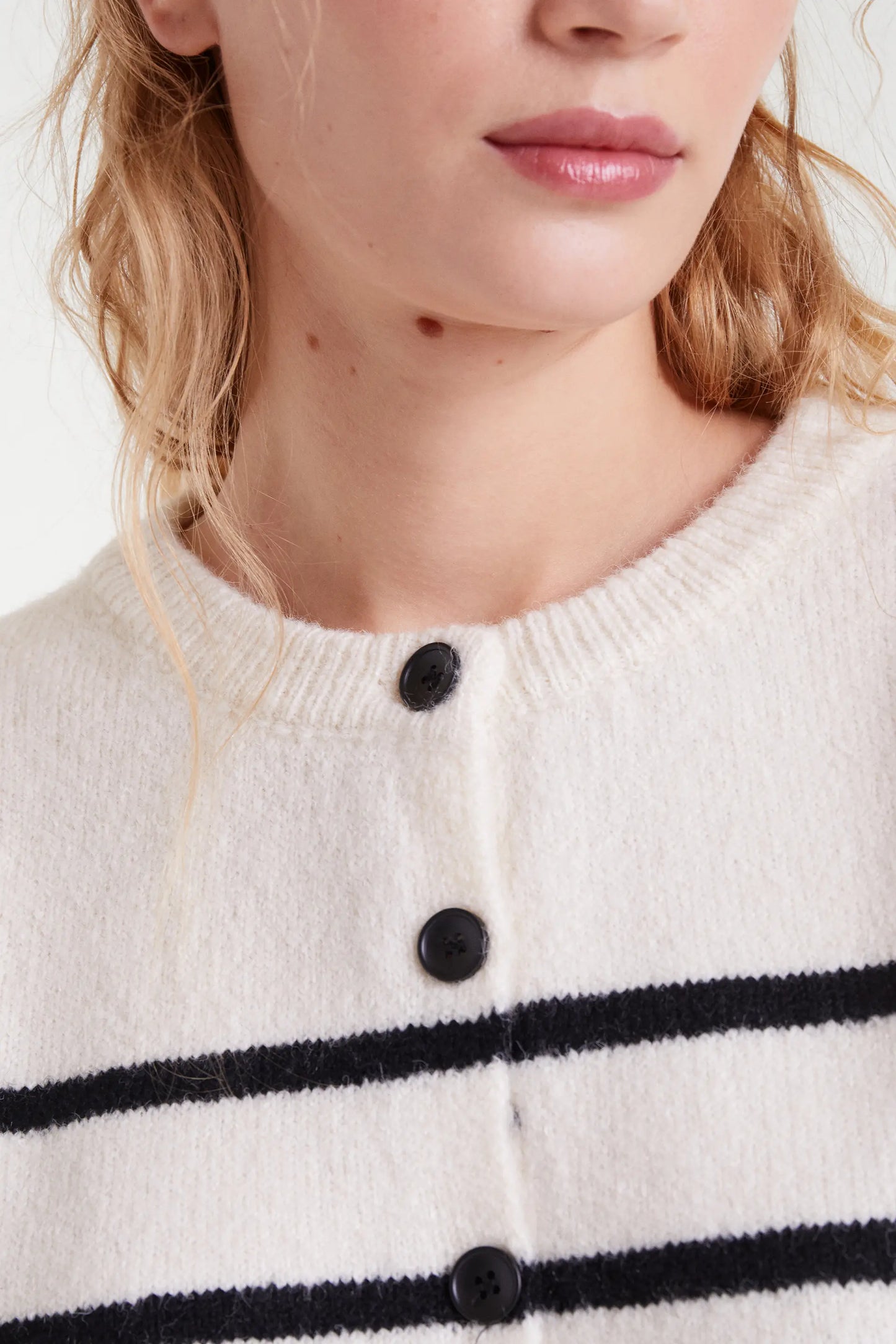 Cardigan lavorato a maglia a righe bianche e nere in stile marinaio