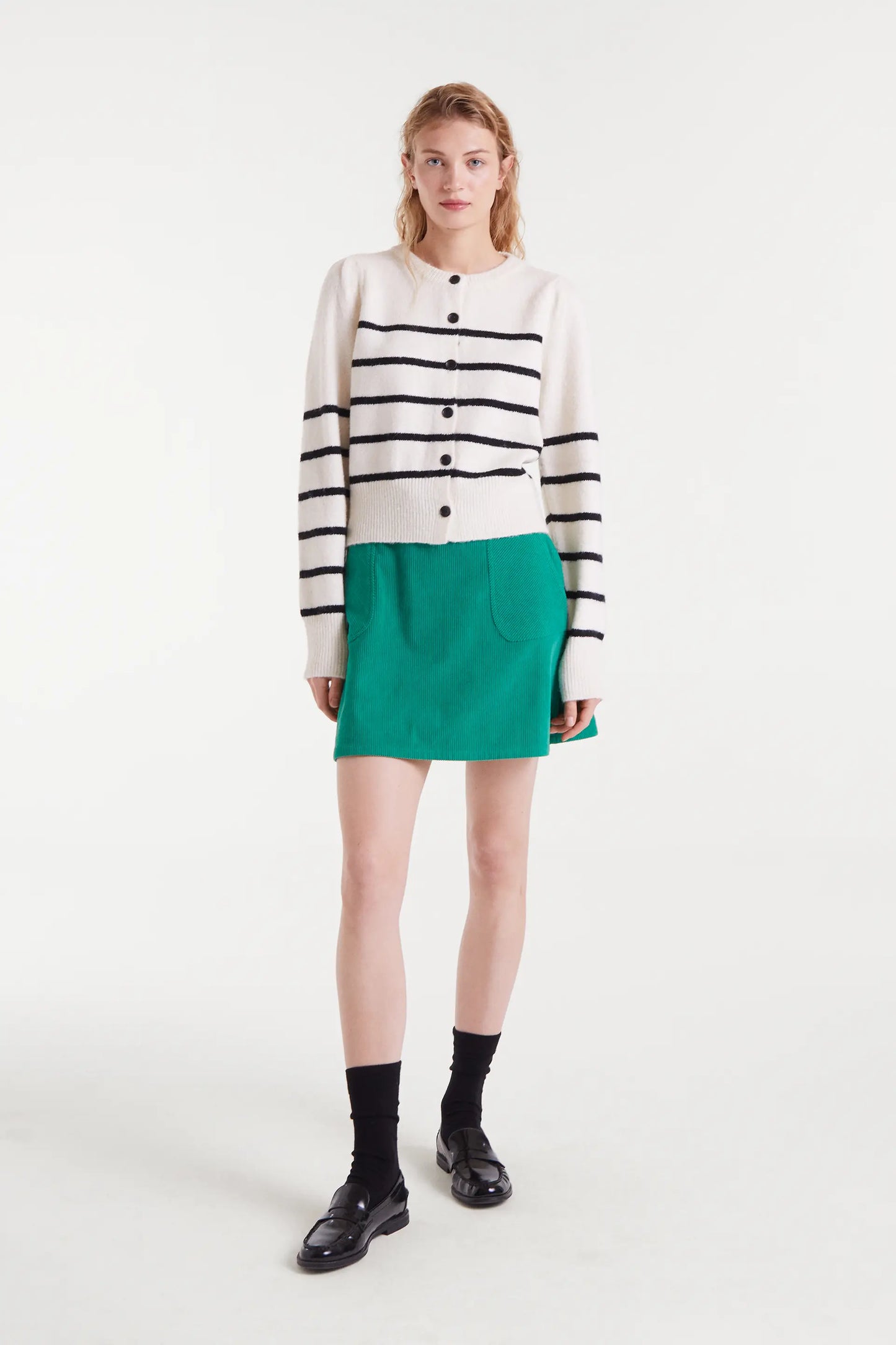 Cardigan lavorato a maglia a righe bianche e nere in stile marinaio