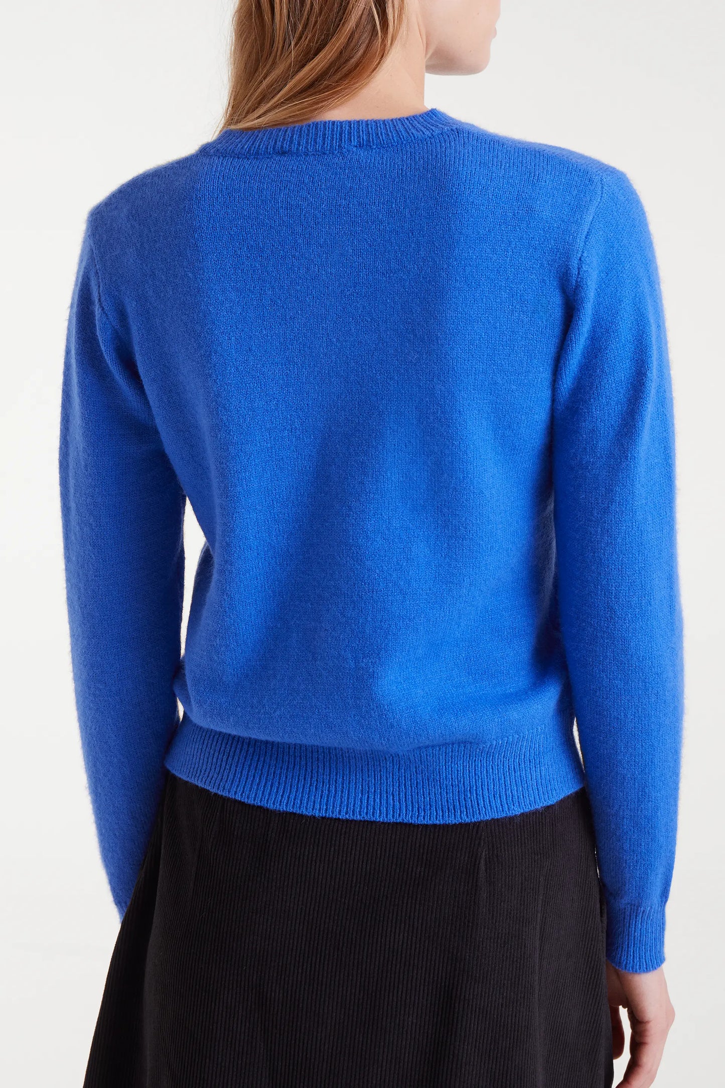 Cárdigan de punto azul con detalles aterciopelados