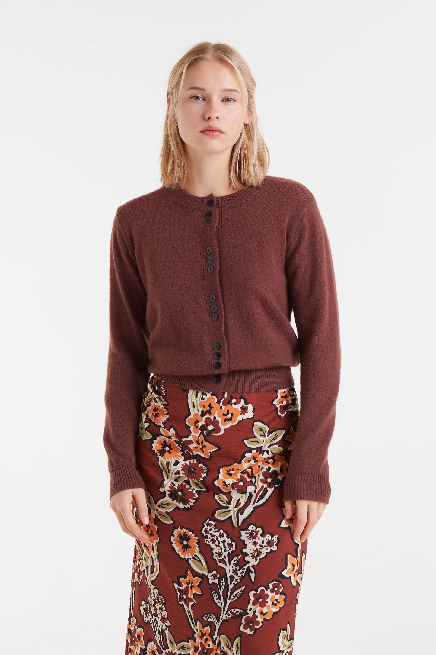 Cárdigan de punto marrón con detalles aterciopelados