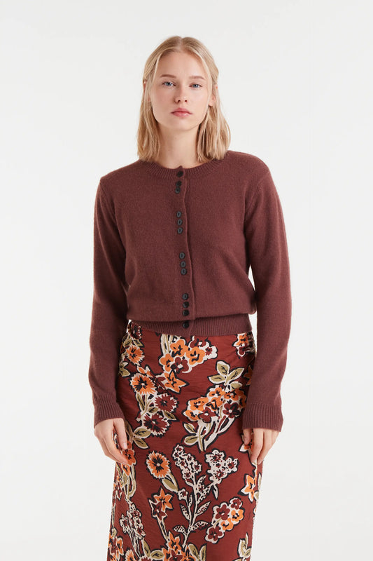 Cárdigan de punto marrón con detalles aterciopelados