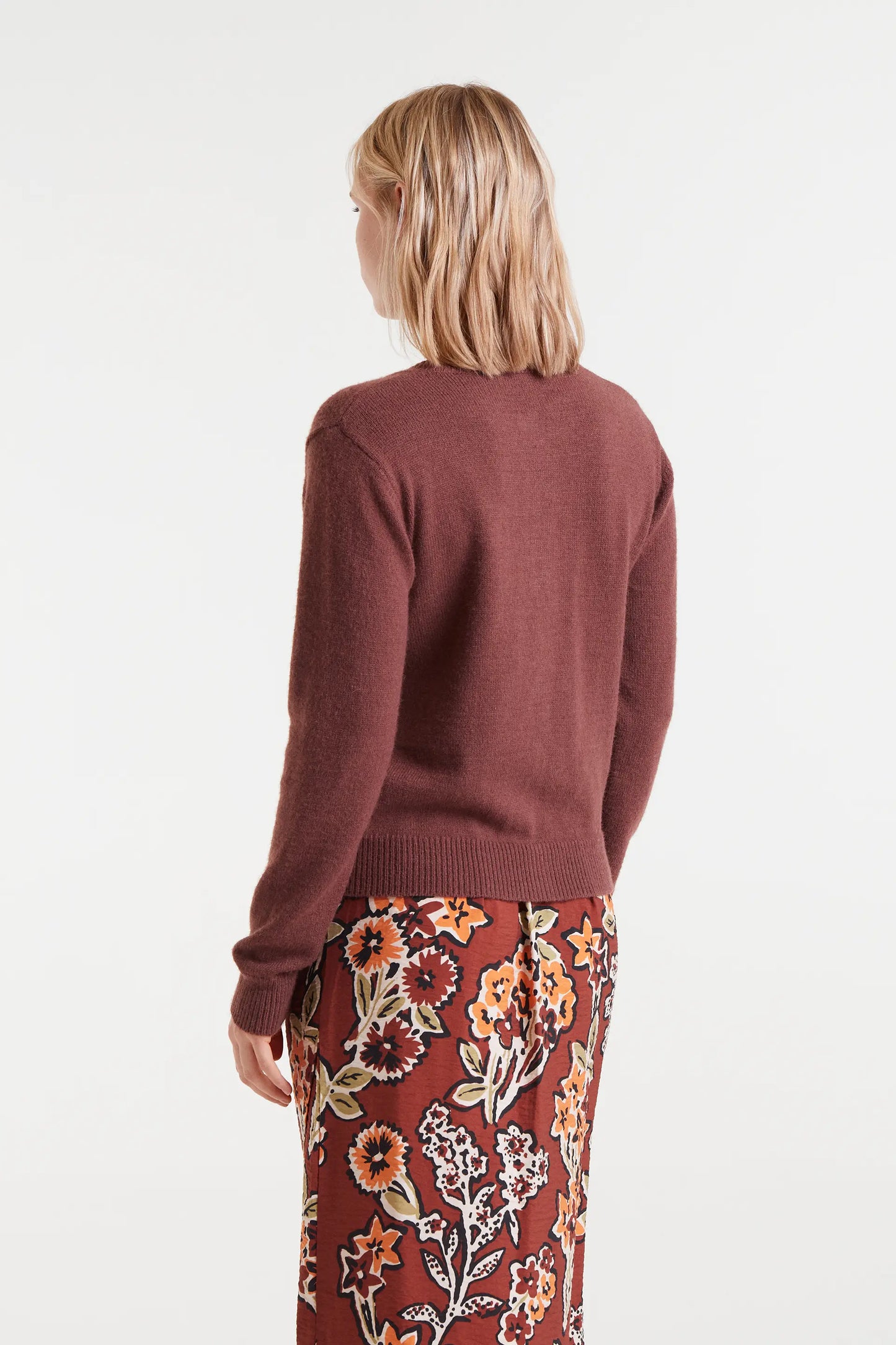 Cárdigan de punto marrón con detalles aterciopelados