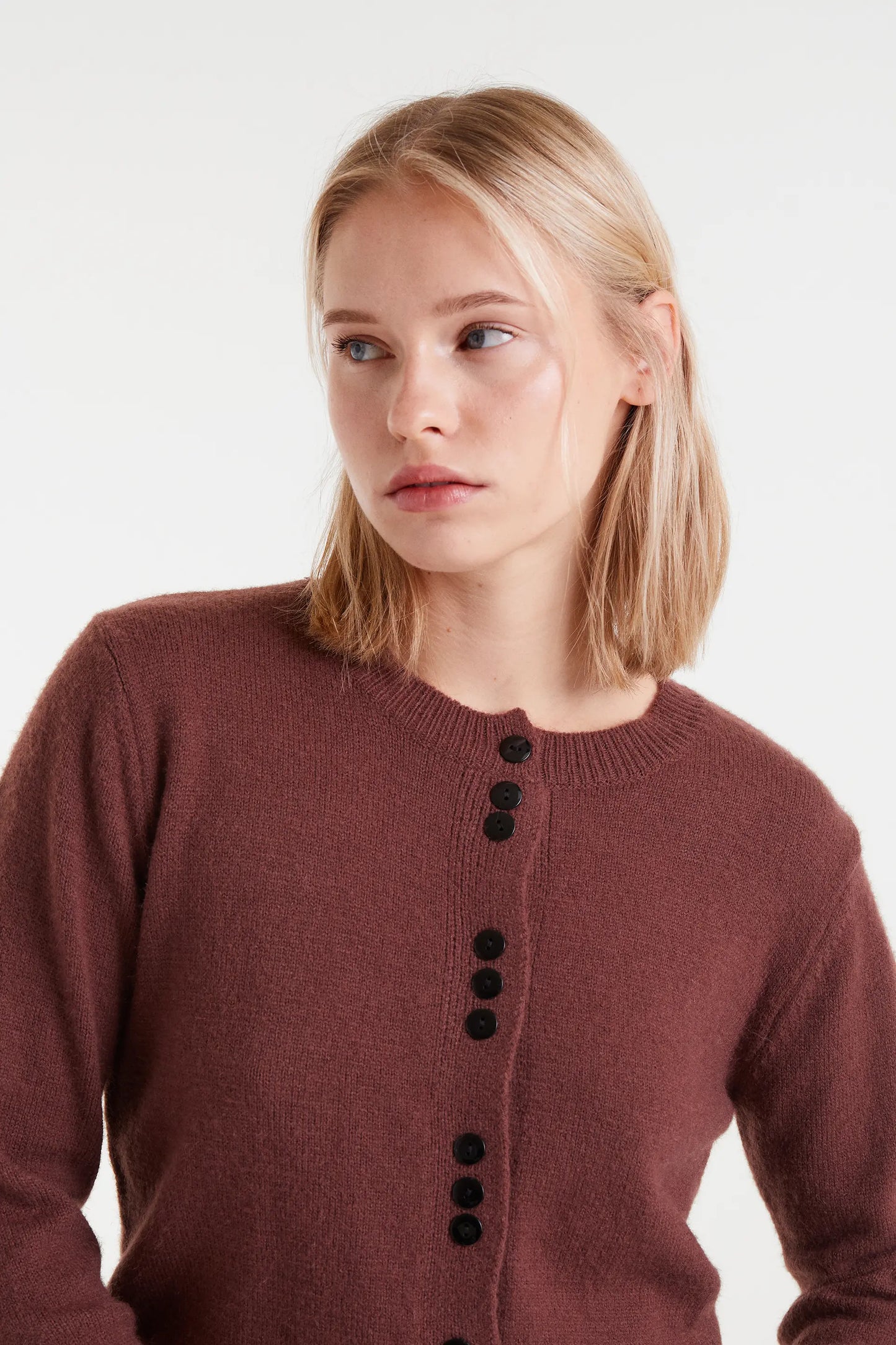 Cárdigan de punto marrón con detalles aterciopelados