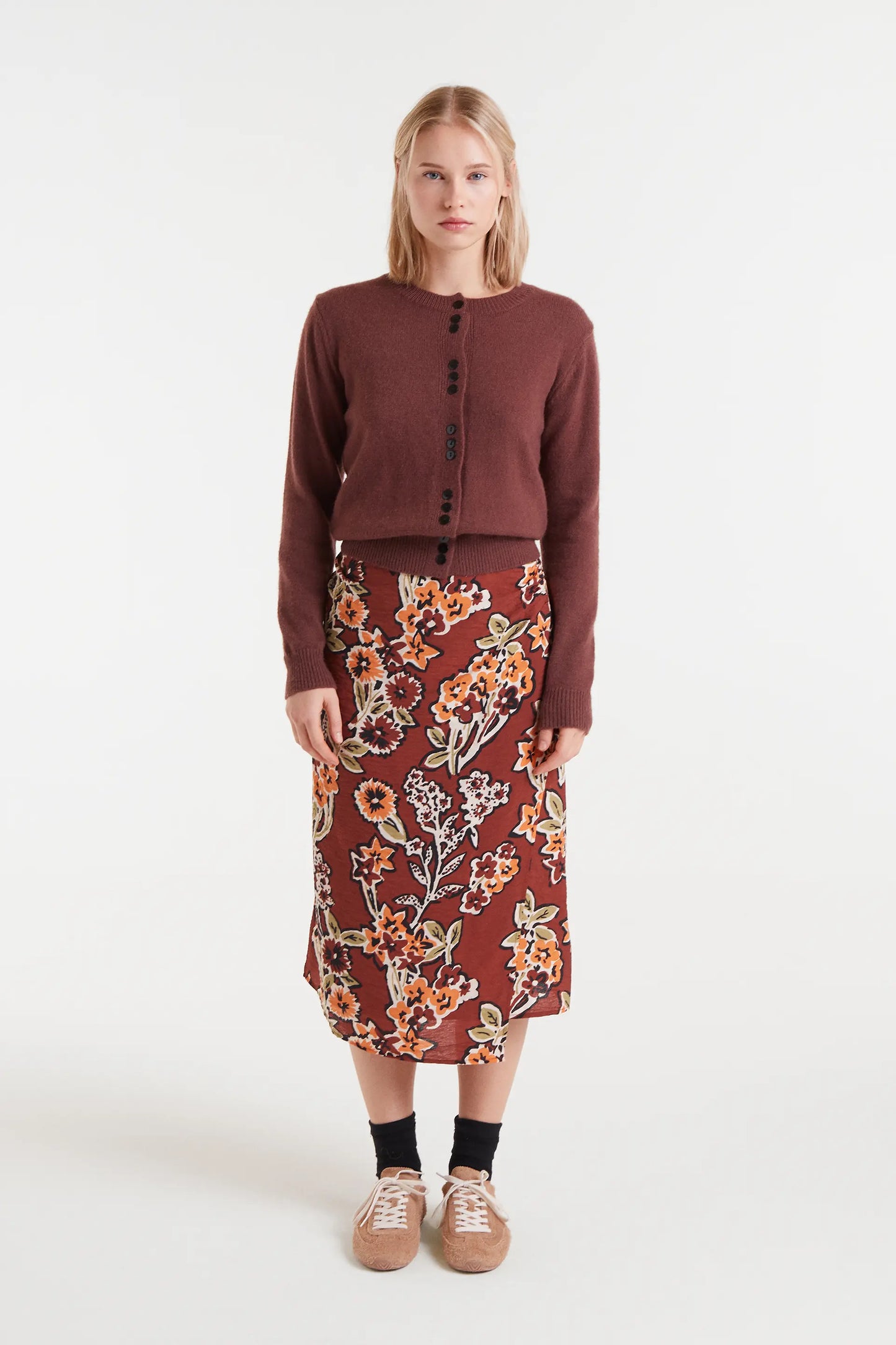 Cárdigan de punto marrón con detalles aterciopelados