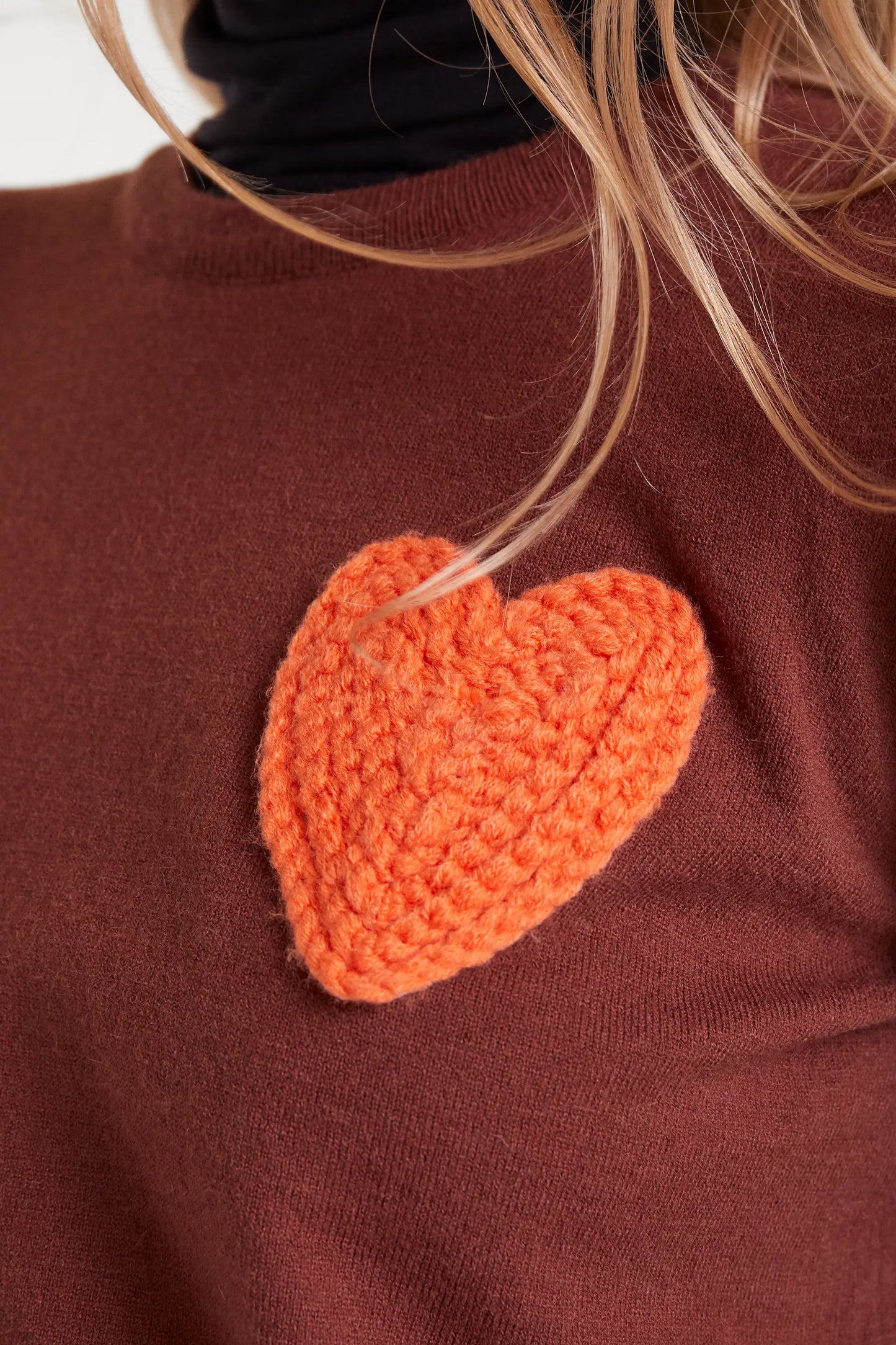Brown knitted sweater with heart print
