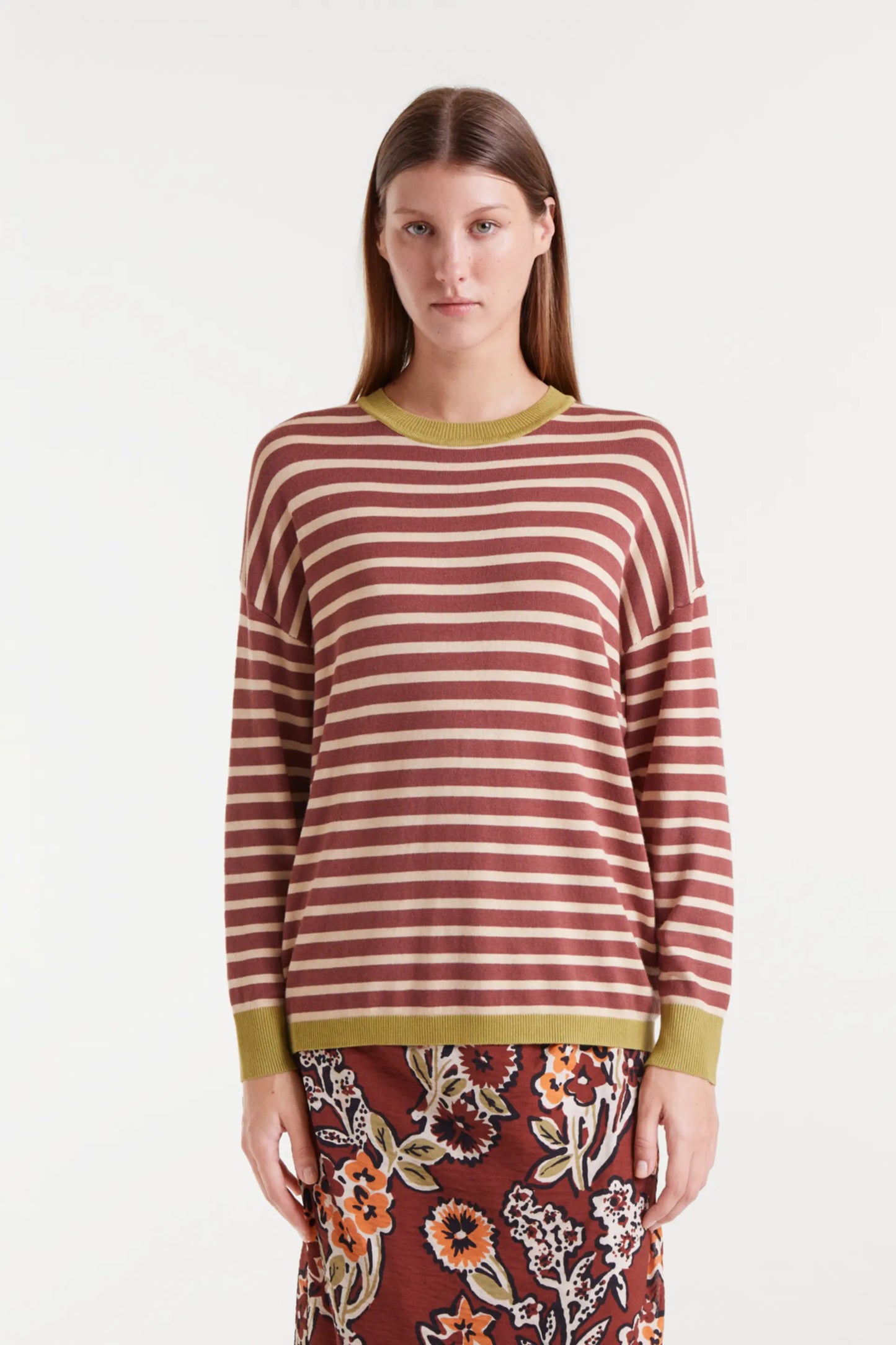 Maglione lavorato a maglia a righe marroni e bianche