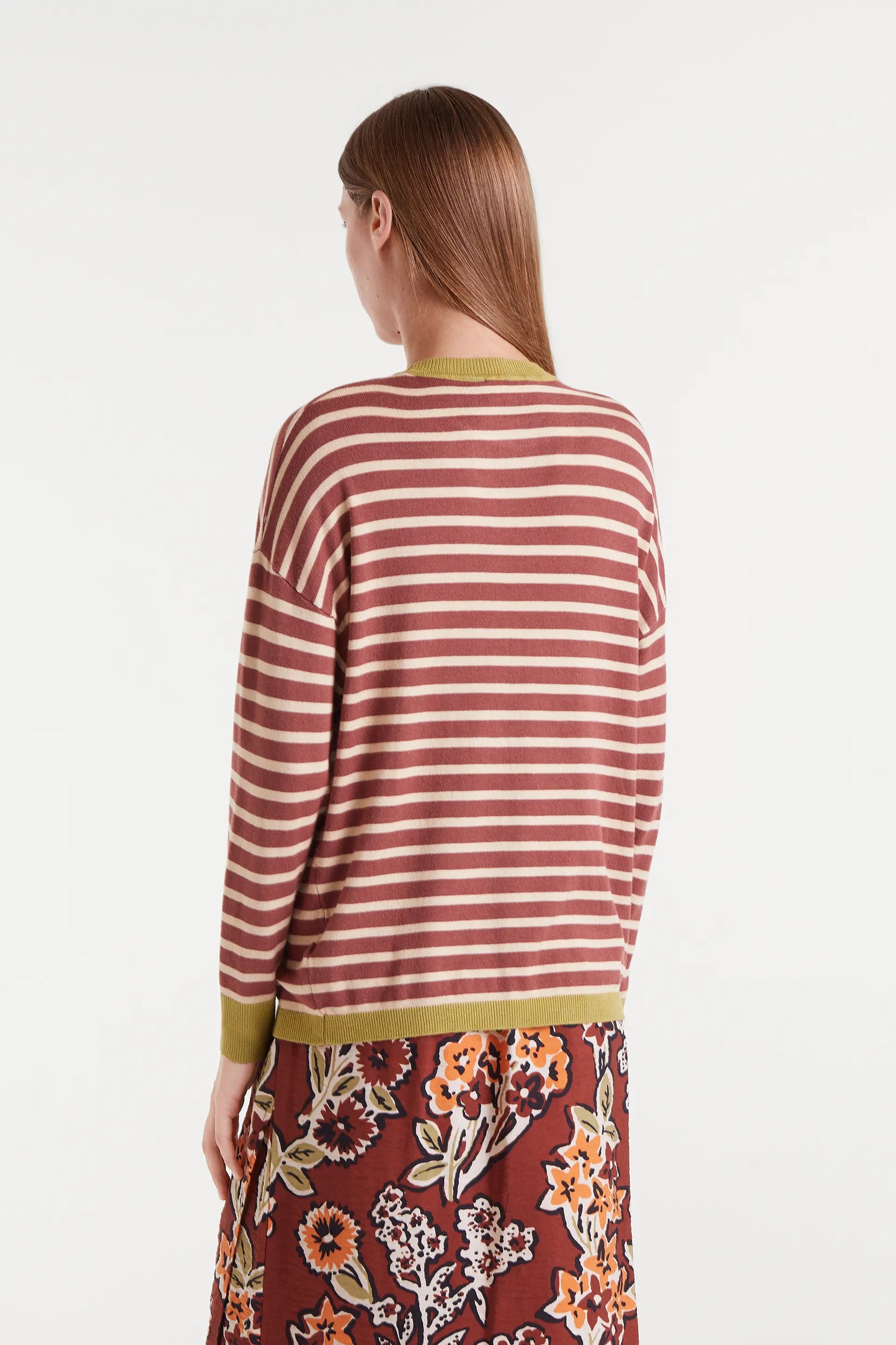 Maglione lavorato a maglia a righe marroni e bianche