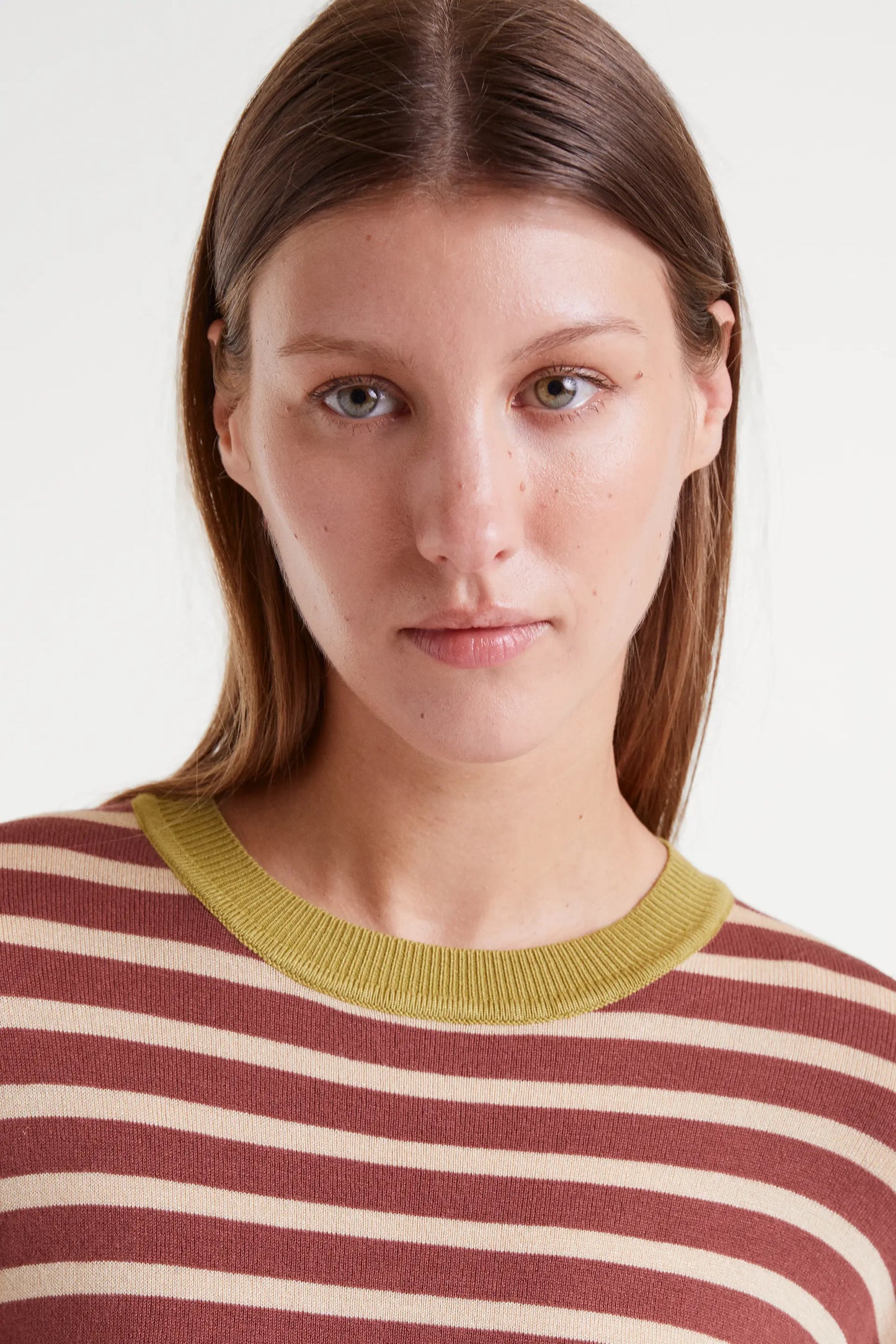 Maglione lavorato a maglia a righe marroni e bianche