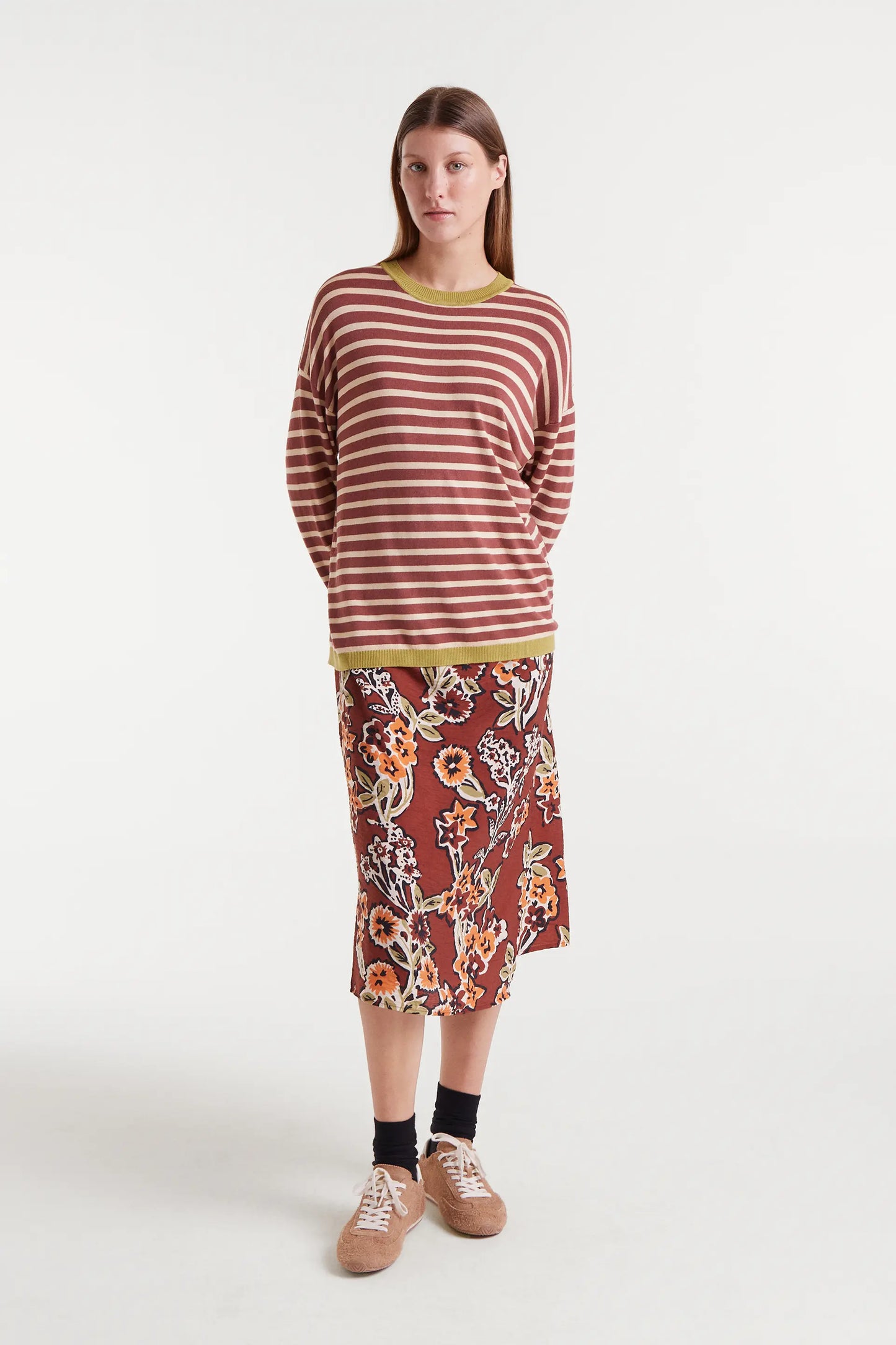 Maglione lavorato a maglia a righe marroni e bianche