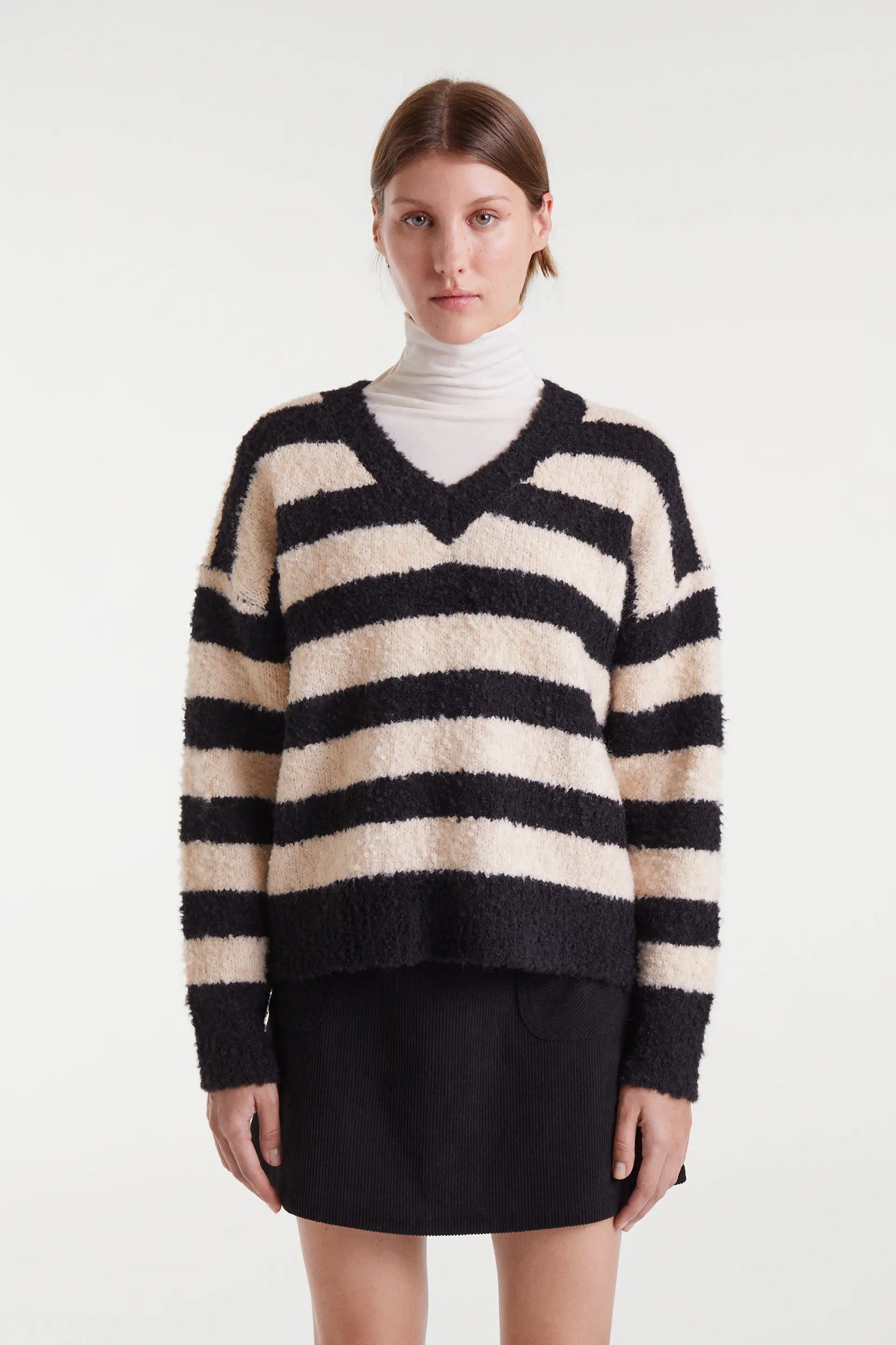 Maglione lavorato a maglia con trama a righe bianche e nere