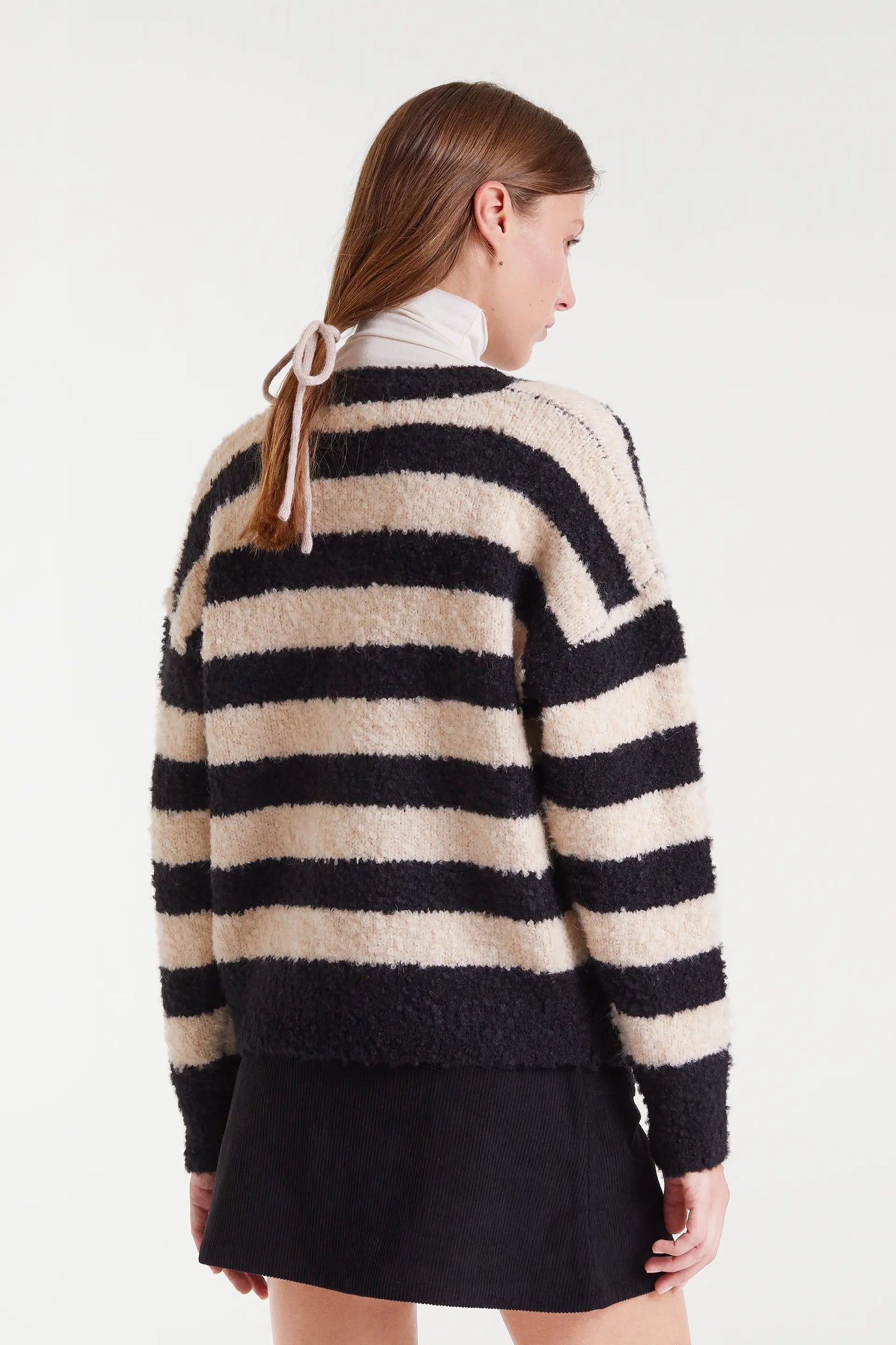 Maglione lavorato a maglia con trama a righe bianche e nere