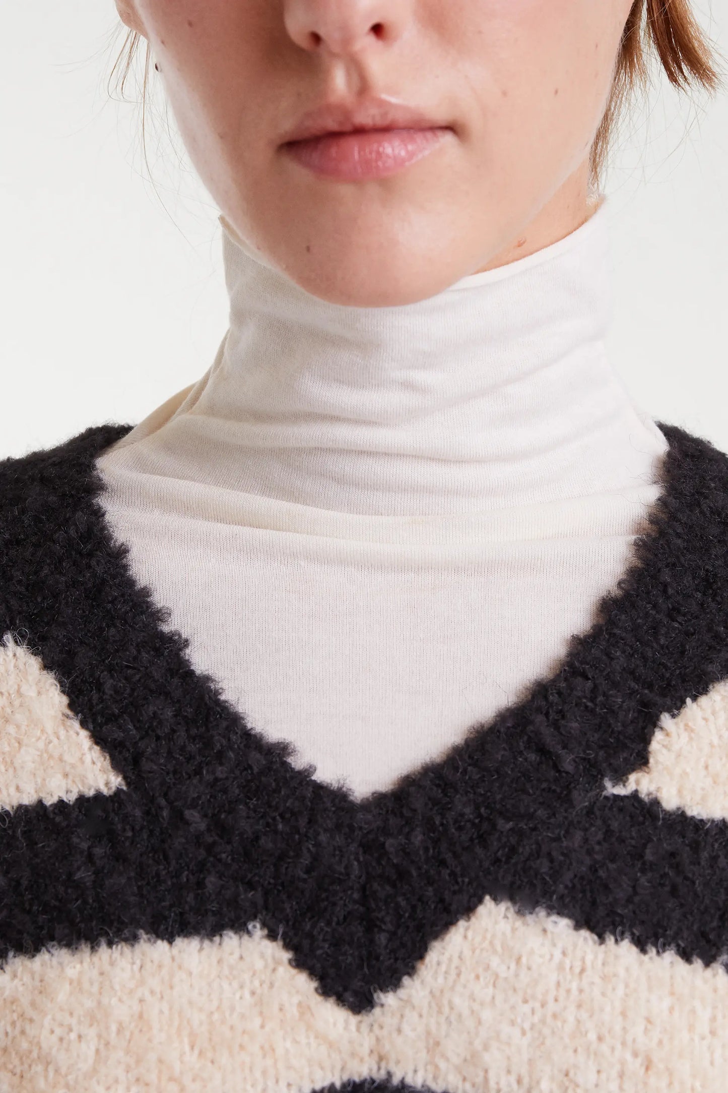 Maglione lavorato a maglia con trama a righe bianche e nere