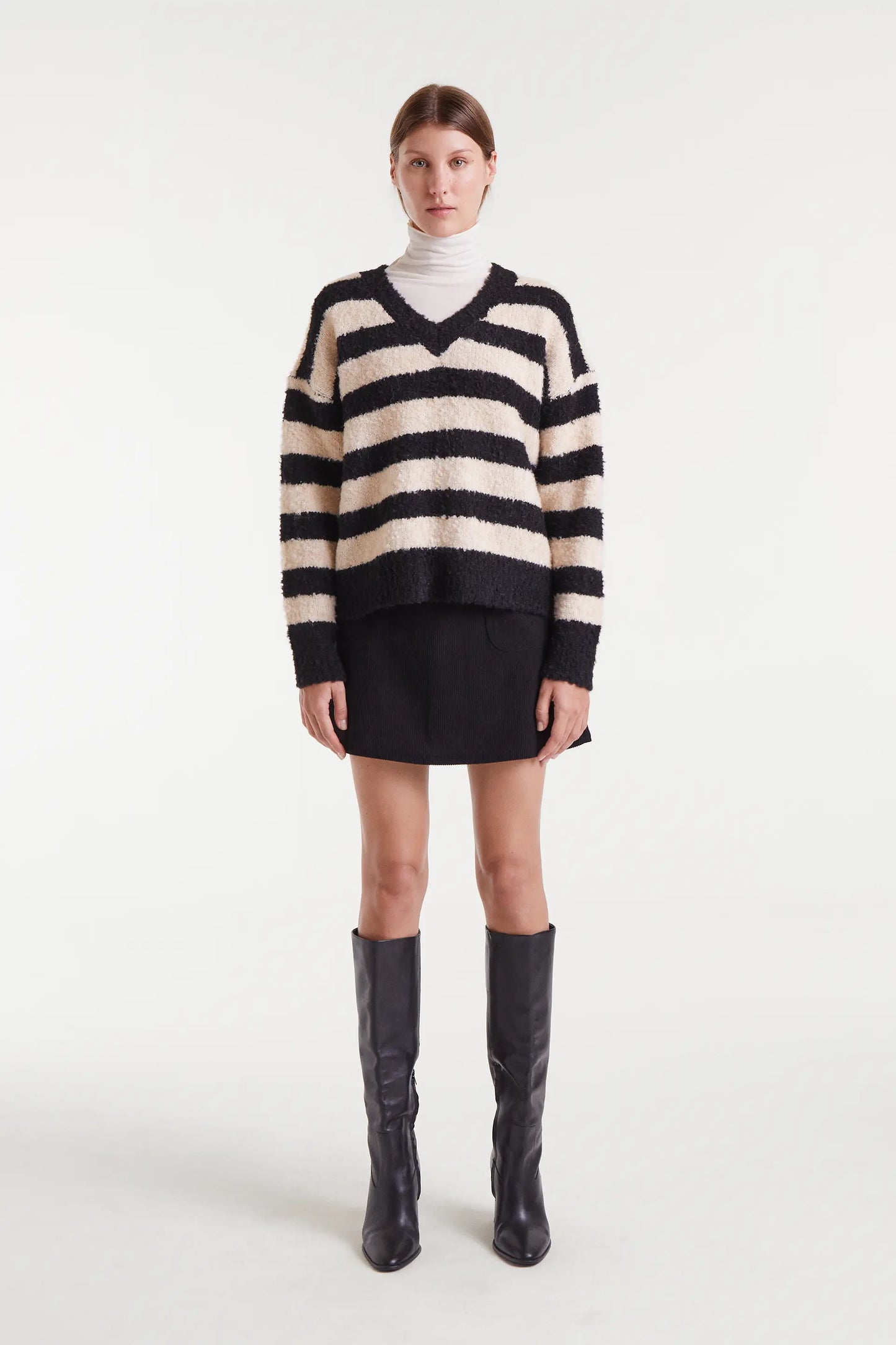 Maglione lavorato a maglia con trama a righe bianche e nere