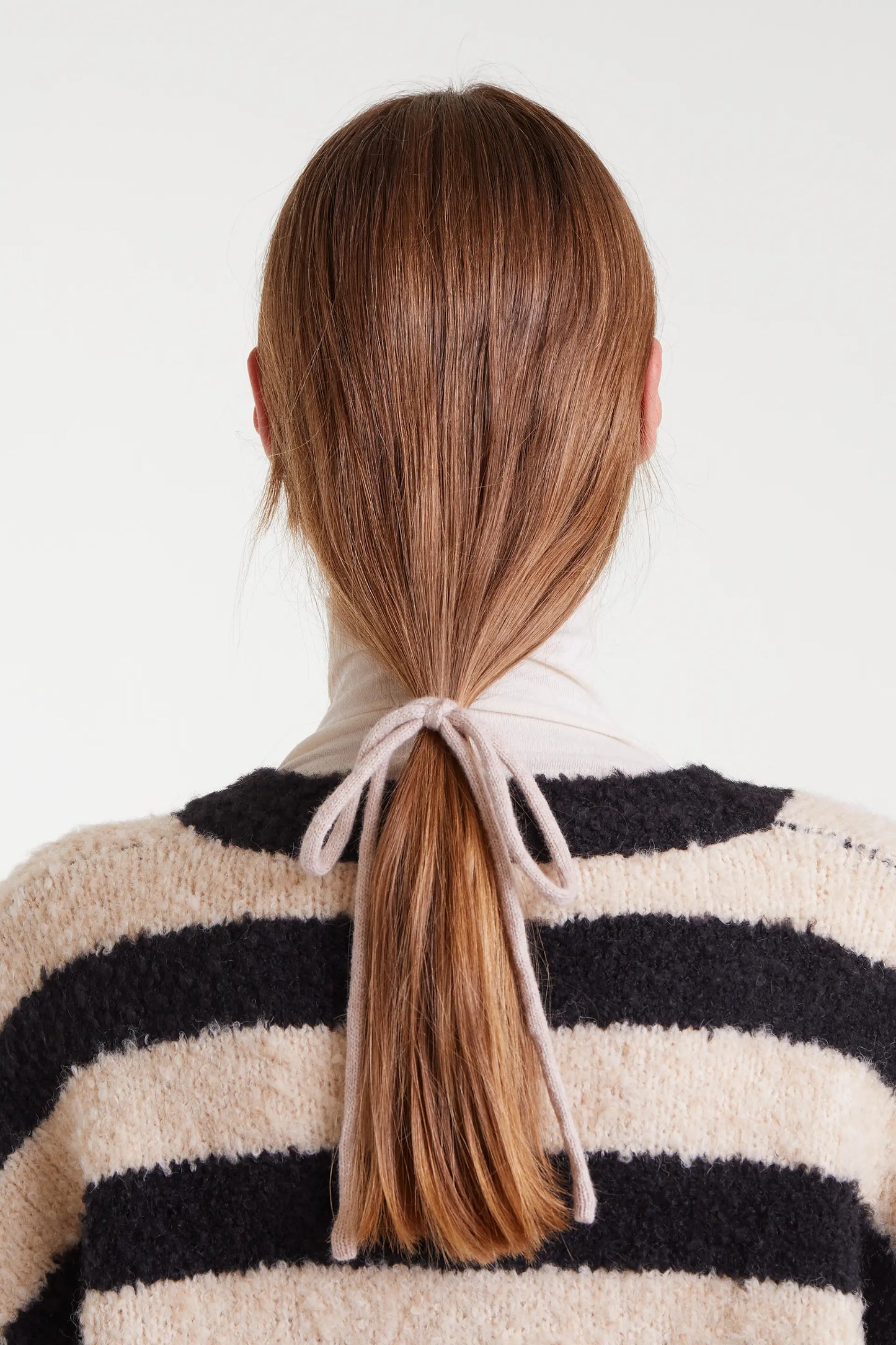 Maglione lavorato a maglia con trama a righe bianche e nere