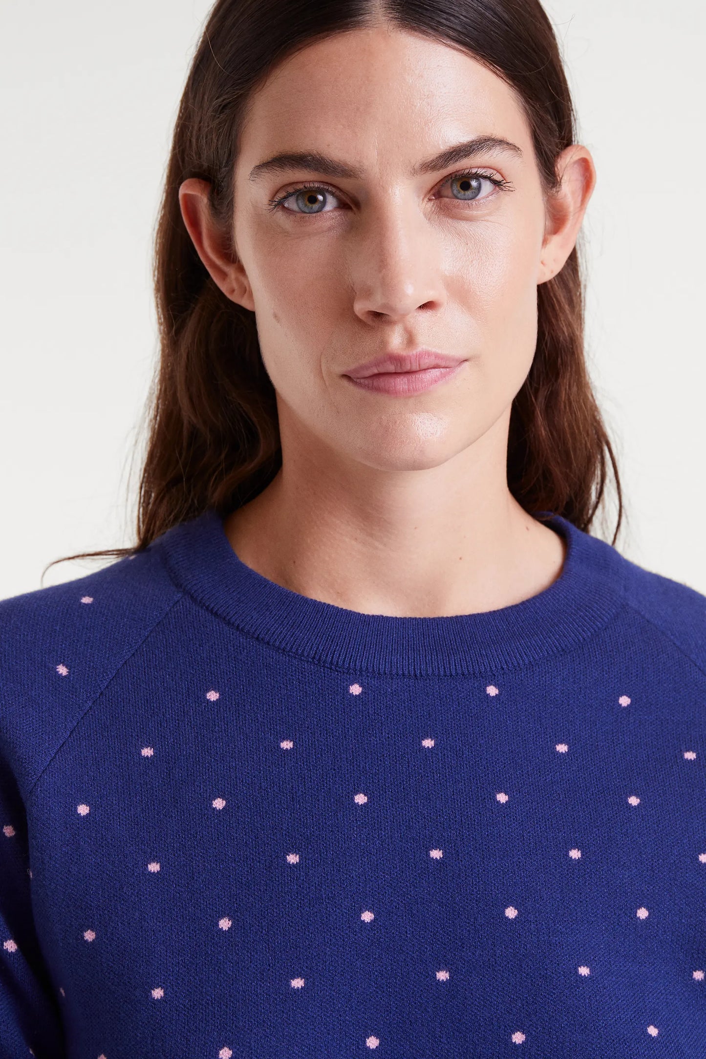 Maglione in maglia jacquard con stampa a pois blu navy e rosa