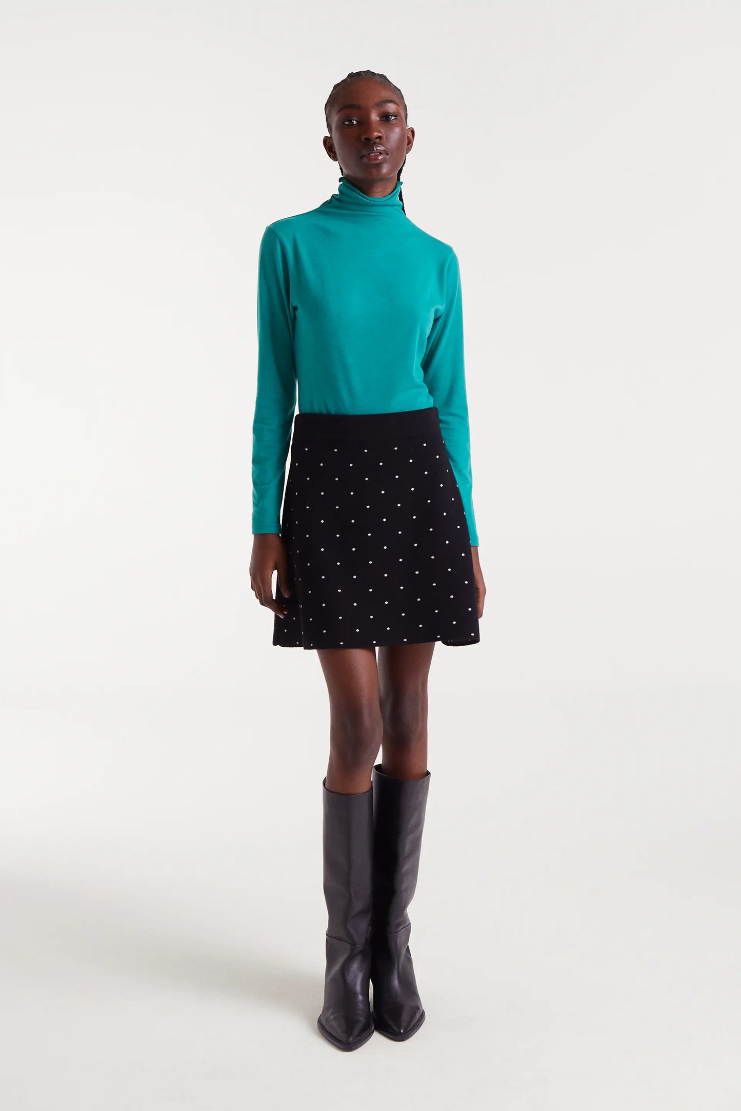 Gonna corta in maglia jacquard con mini stampa nera