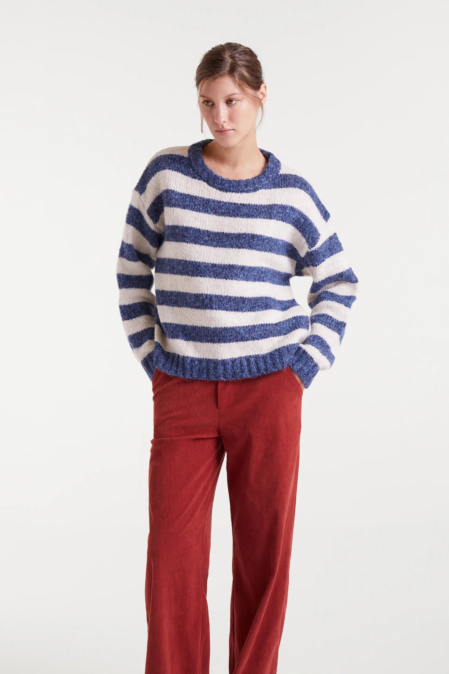 Maglione lavorato a maglia con strisce bianche e viola