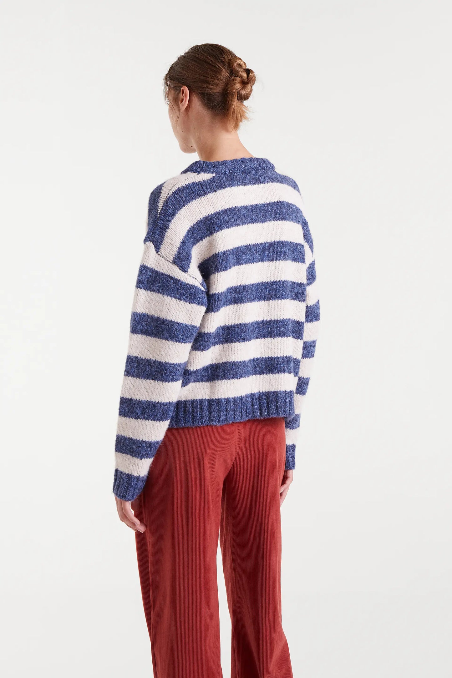 Maglione lavorato a maglia con strisce bianche e viola