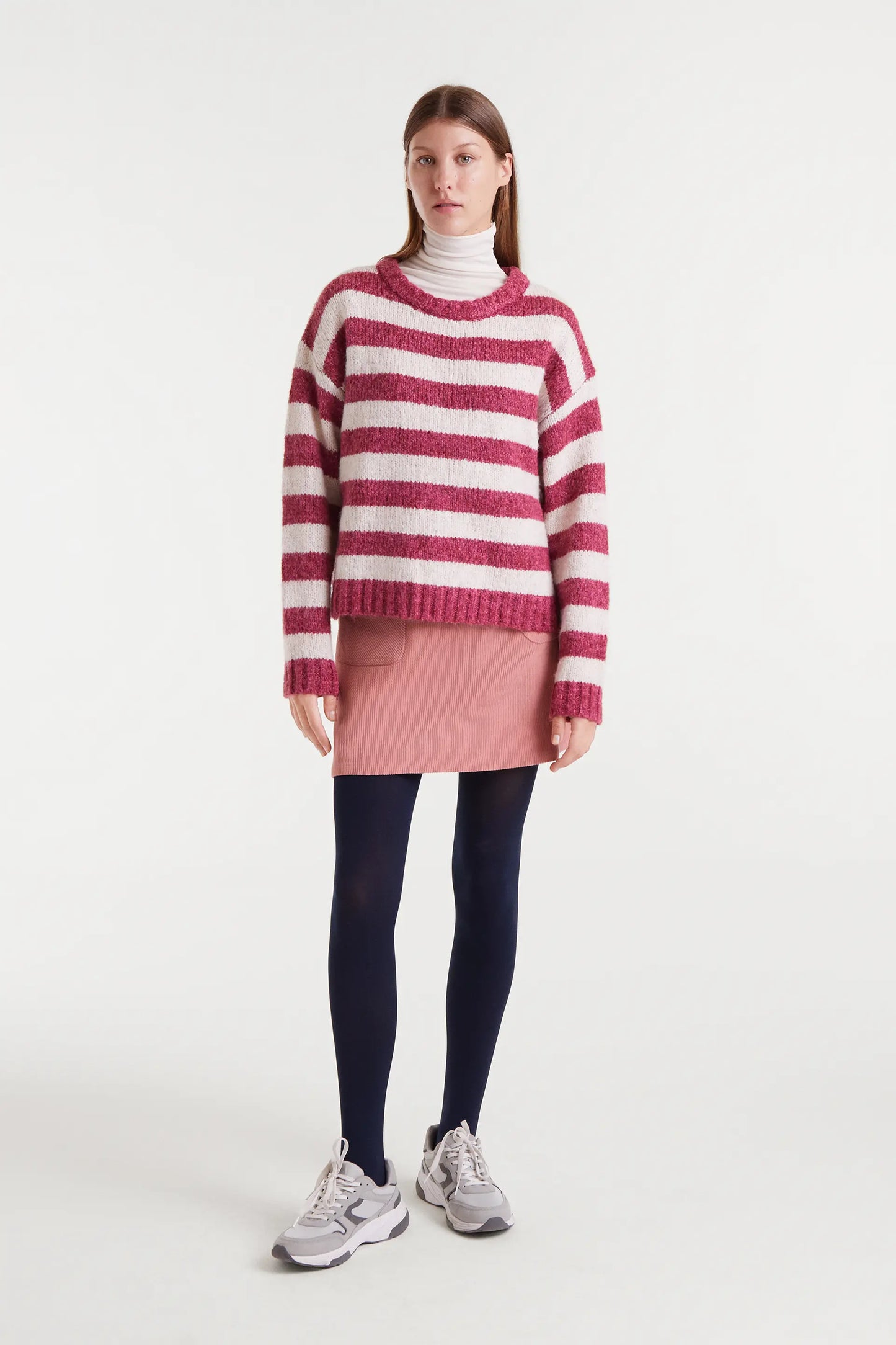 Maglione lavorato a maglia con righe bianche e fucsia