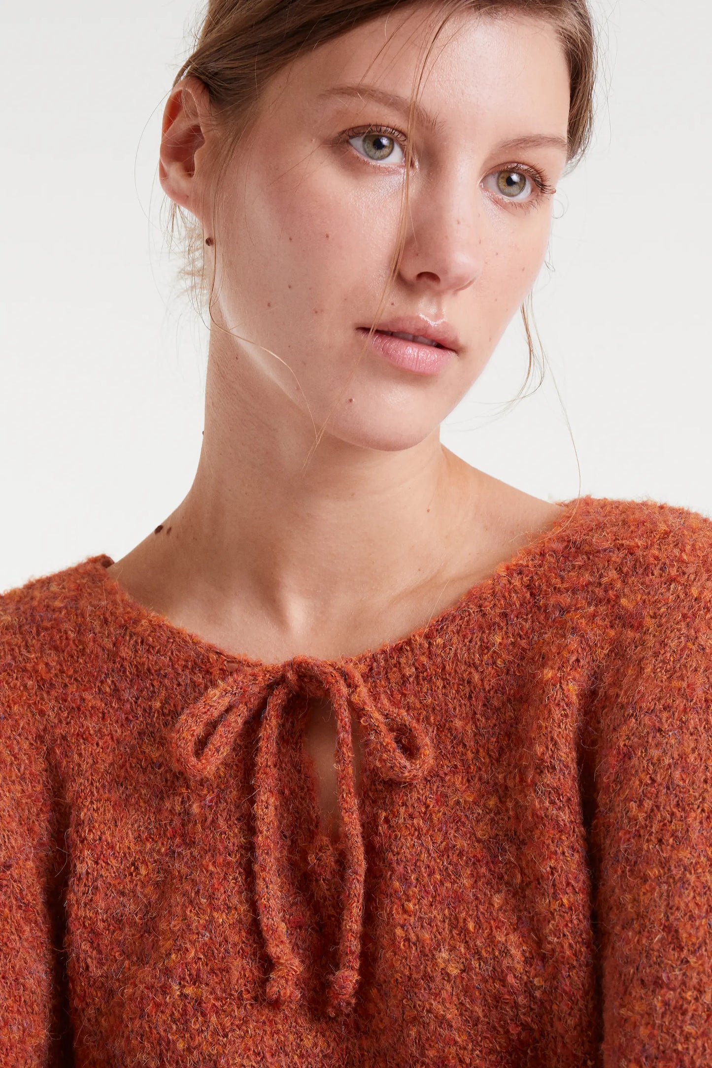 Maglione lavorato a maglia arancione testurizzato