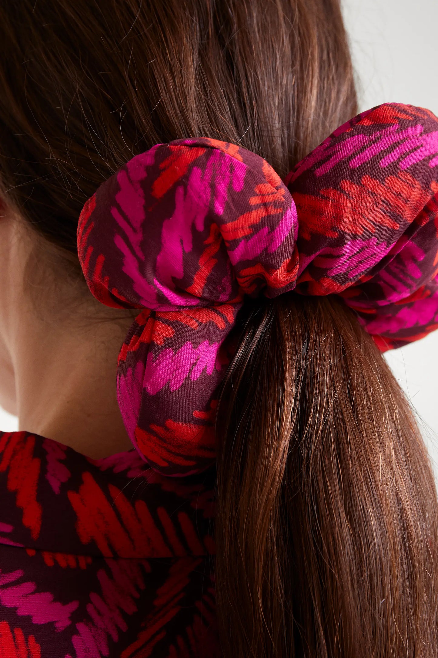 Coletero con forma de flor estampado Fedora