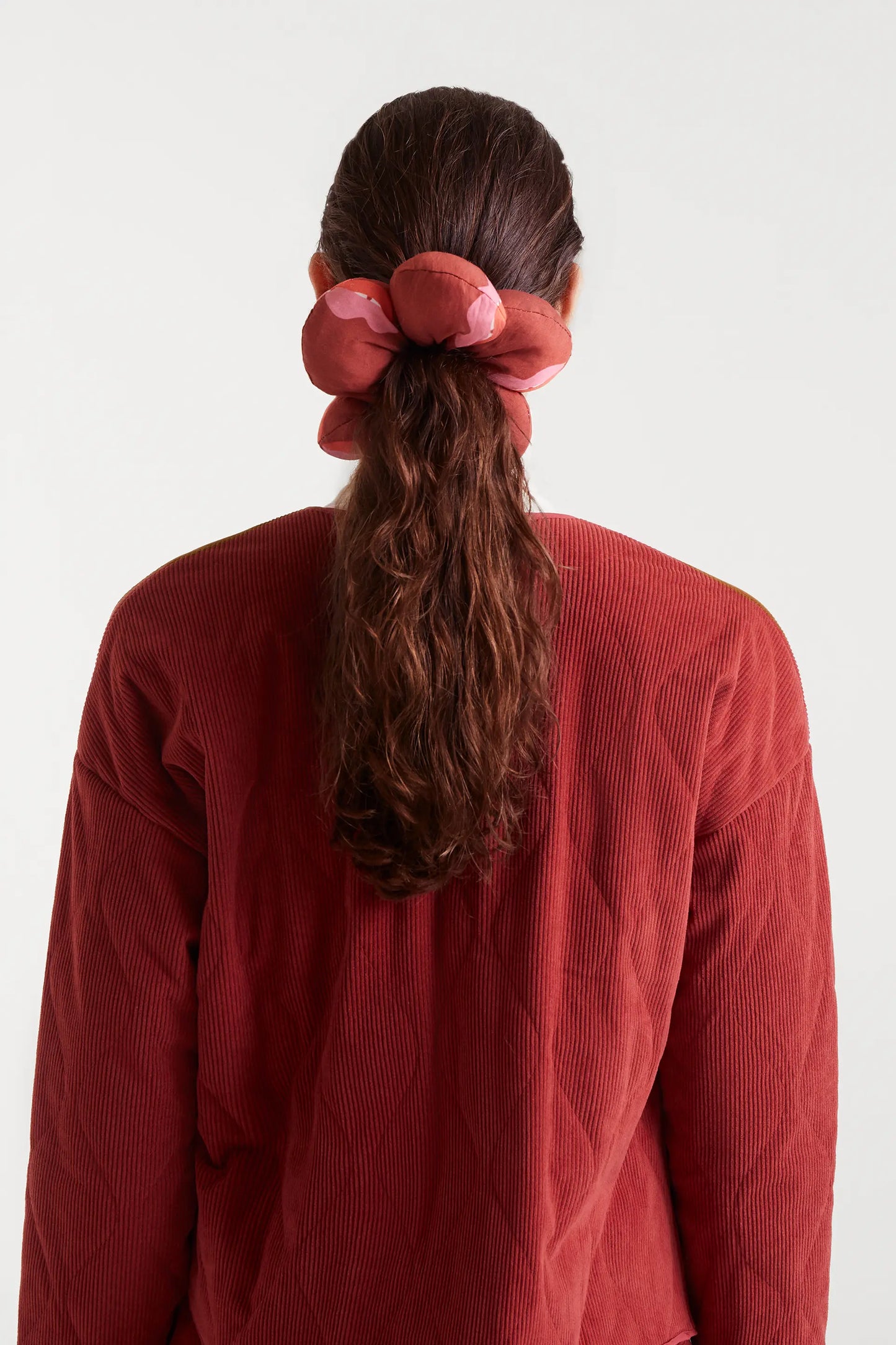 Flower-shaped scrunchie with Lips print