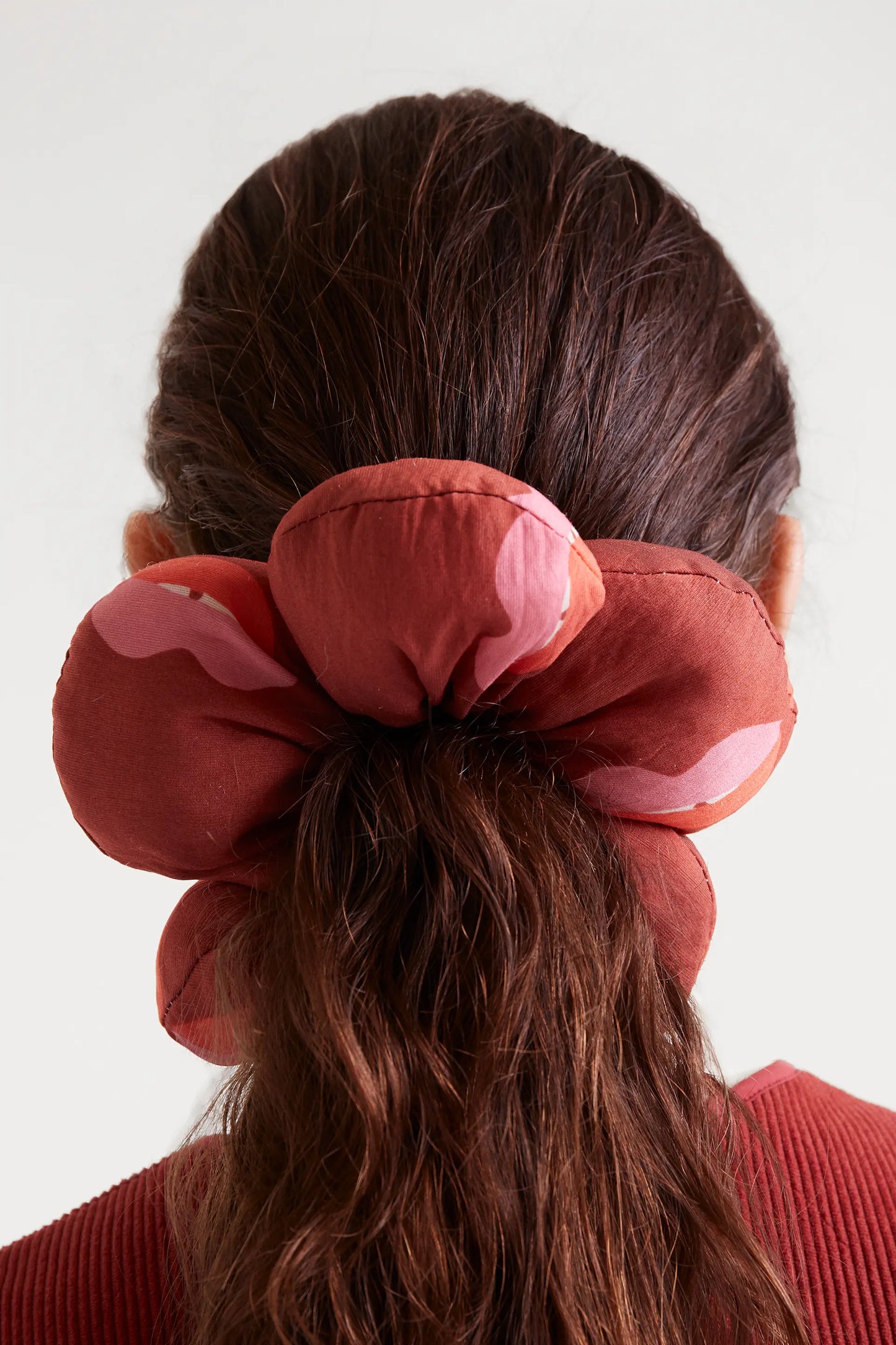 Flower-shaped scrunchie with Lips print