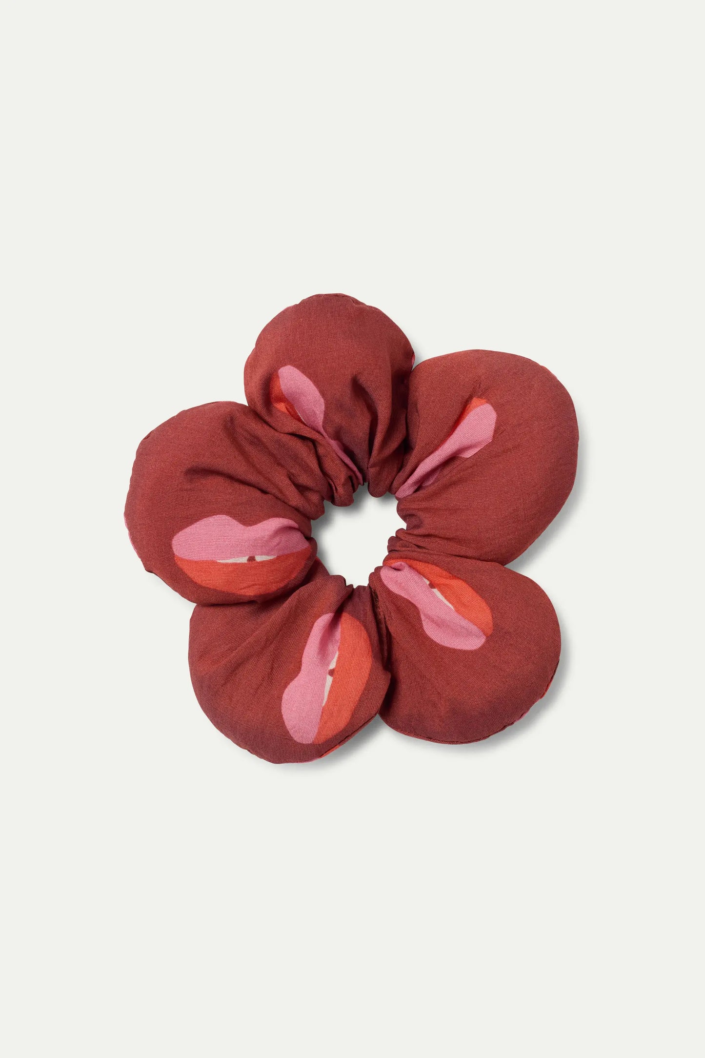 Flower-shaped scrunchie with Lips print